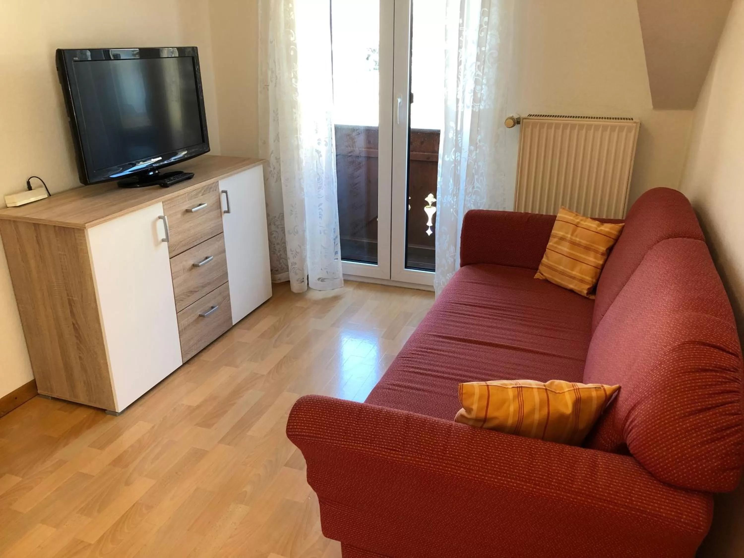 TV and multimedia in Hotel Rose Heidelberg inklusive Frühstück, Saunanutzung und Parkplätze nach Verfügbarkeit