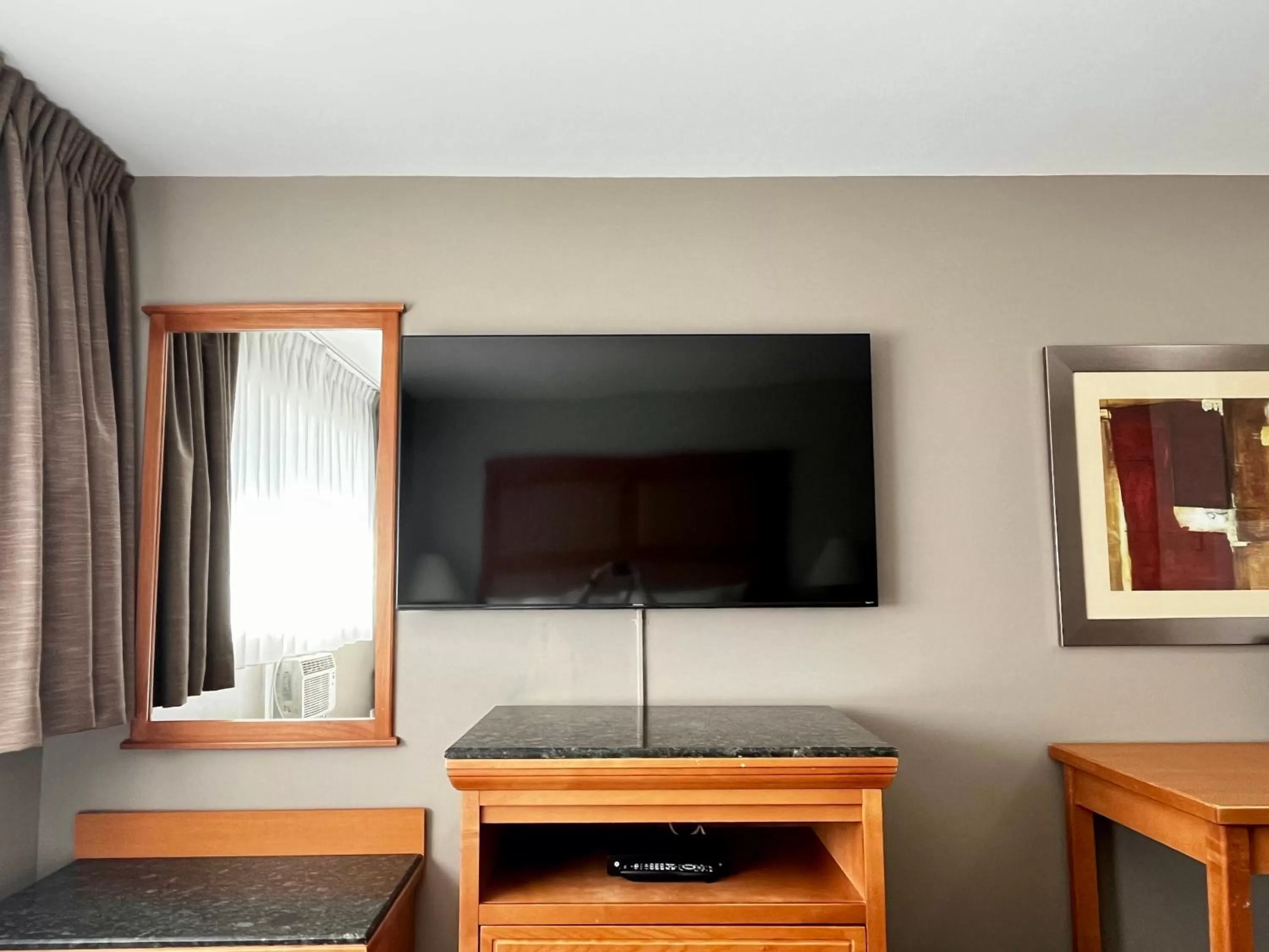 TV and multimedia in Anavada Inn & Suites - Prince George