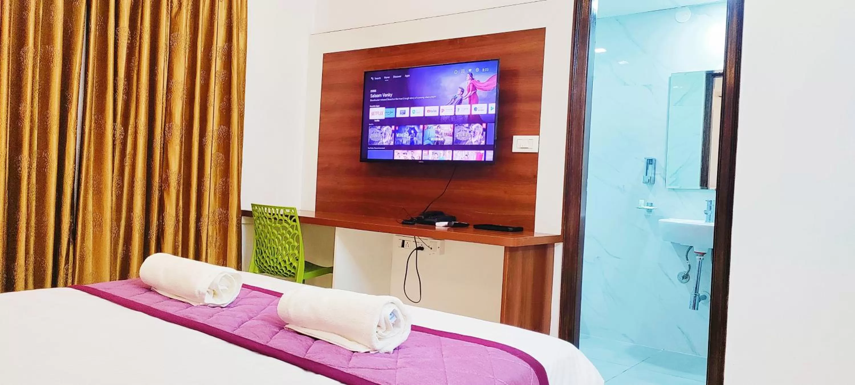 Communal lounge/ TV room, TV/Entertainment Center in Keerthis Royal Suites - Hotel Near Kempegowda International Airport