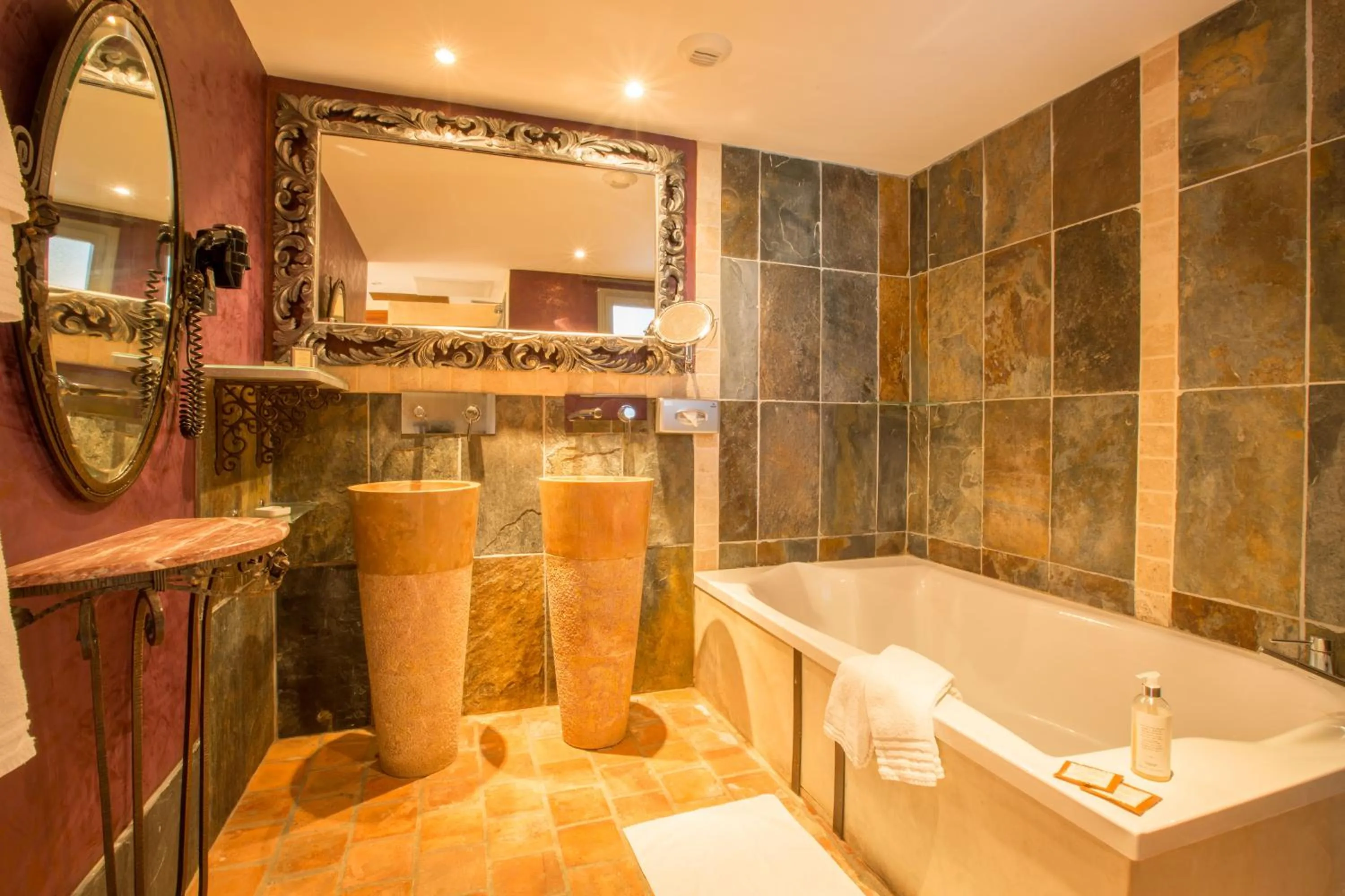 Bathroom in Hôtel-Spa Le Saint Cirq