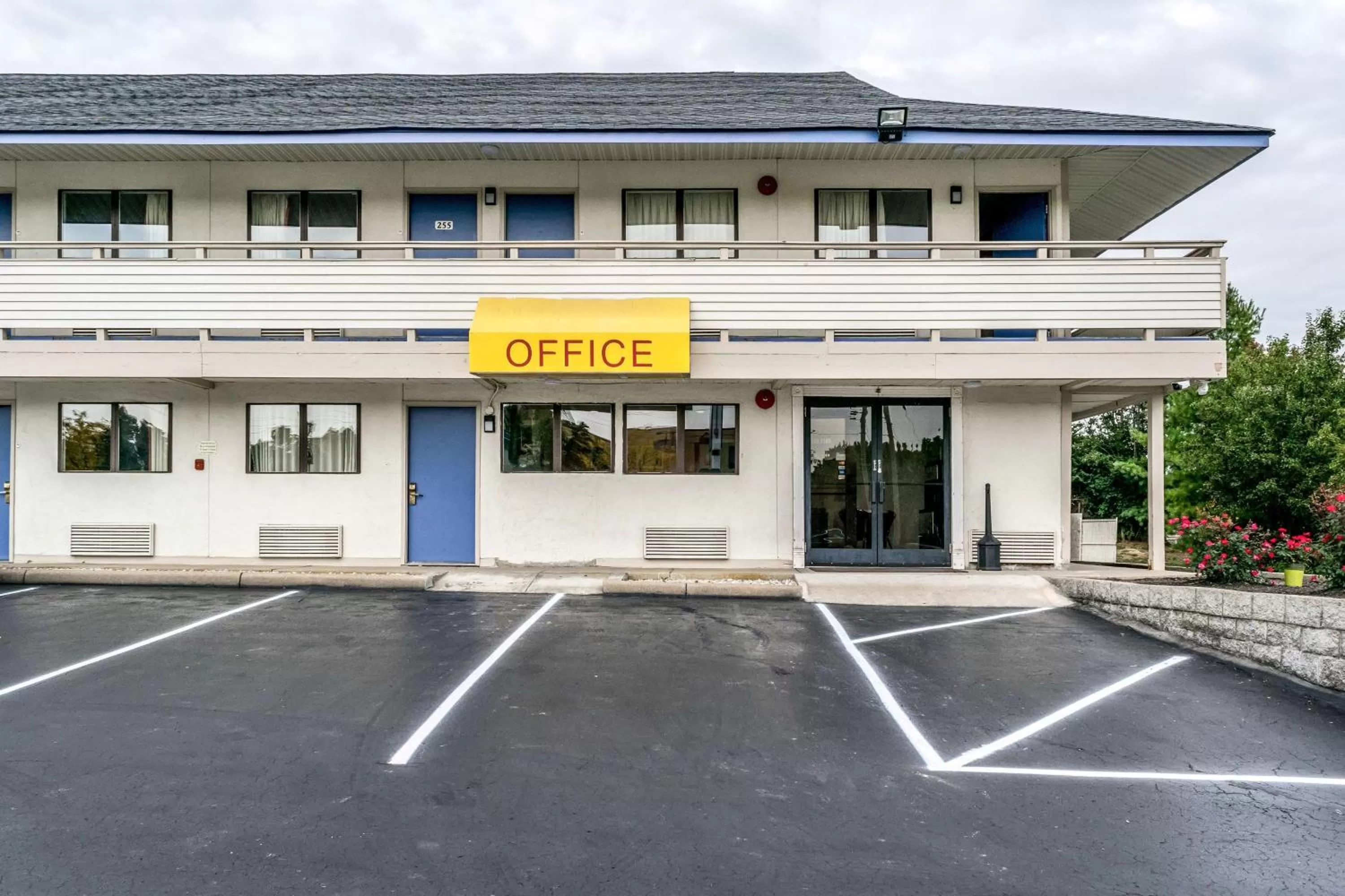 Property building in Motel 6 Florence, KY - Cincinnati Airport