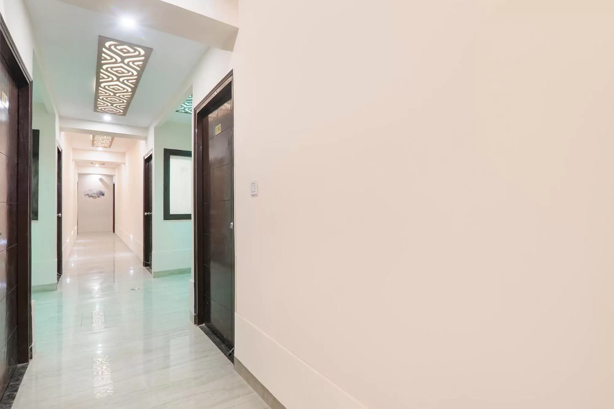 Lobby or reception in FabHotel Silver Stone Inn