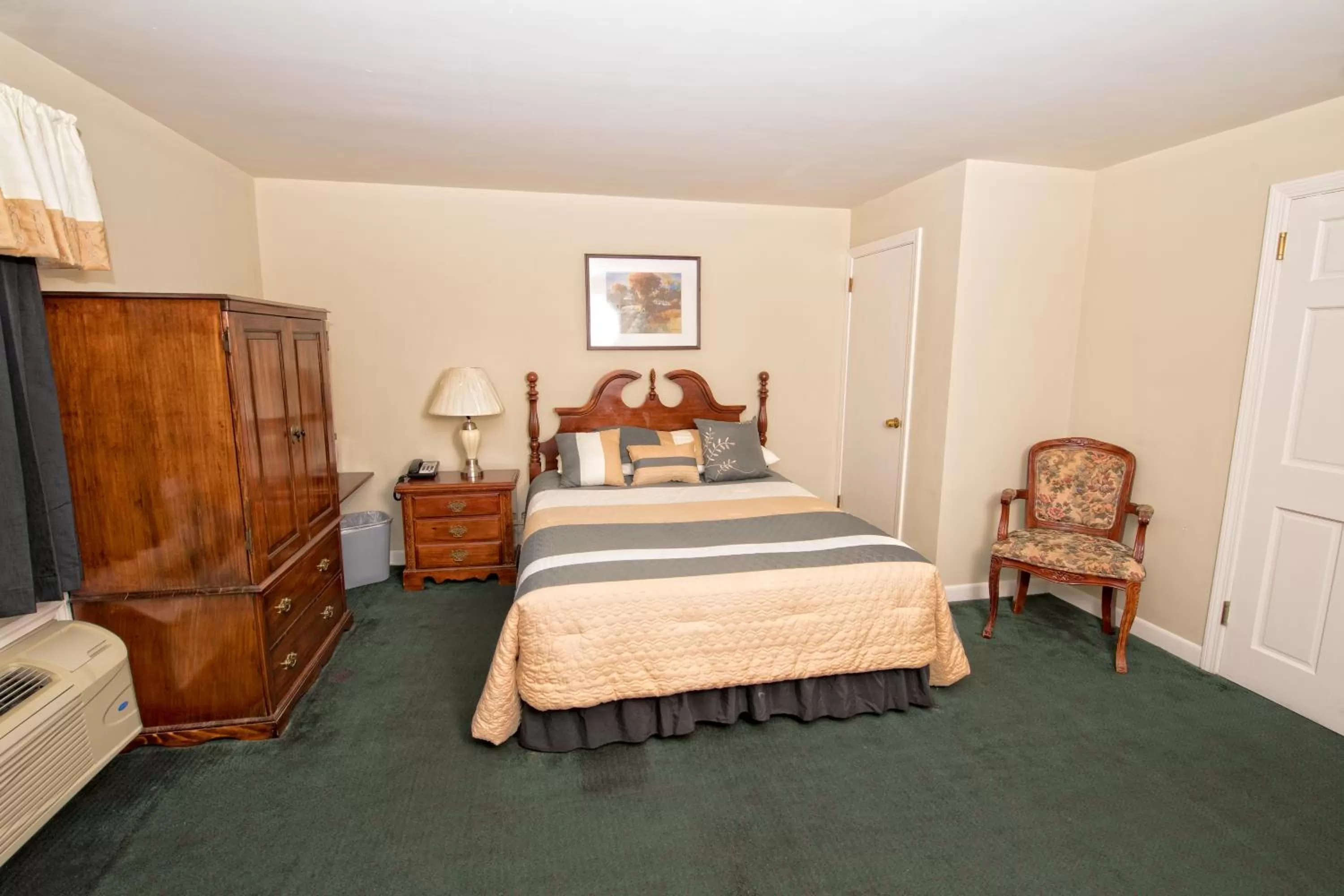 Photo of the whole room, Bed in Colonial Inn Seekonk