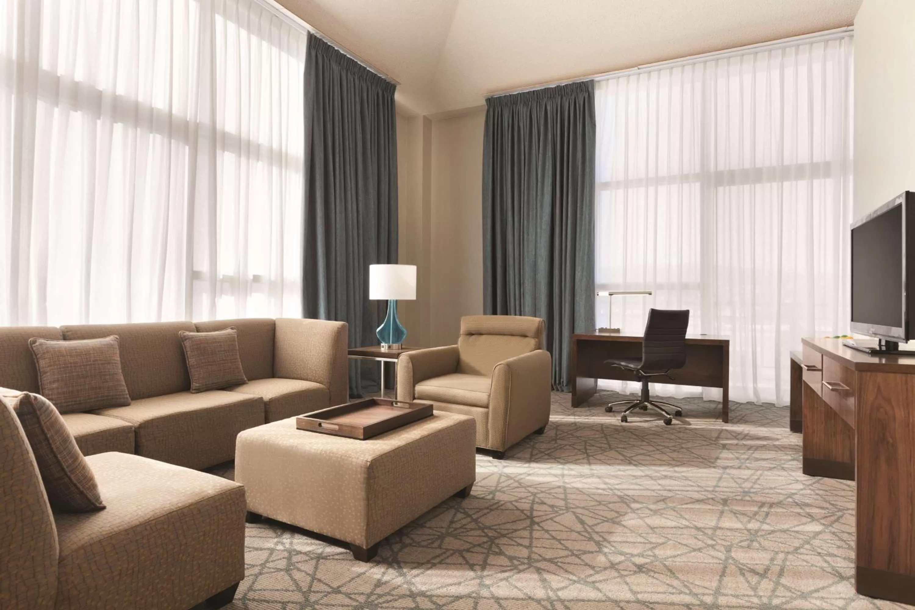 Living room in Embassy Suites by Hilton Brea - North Orange County