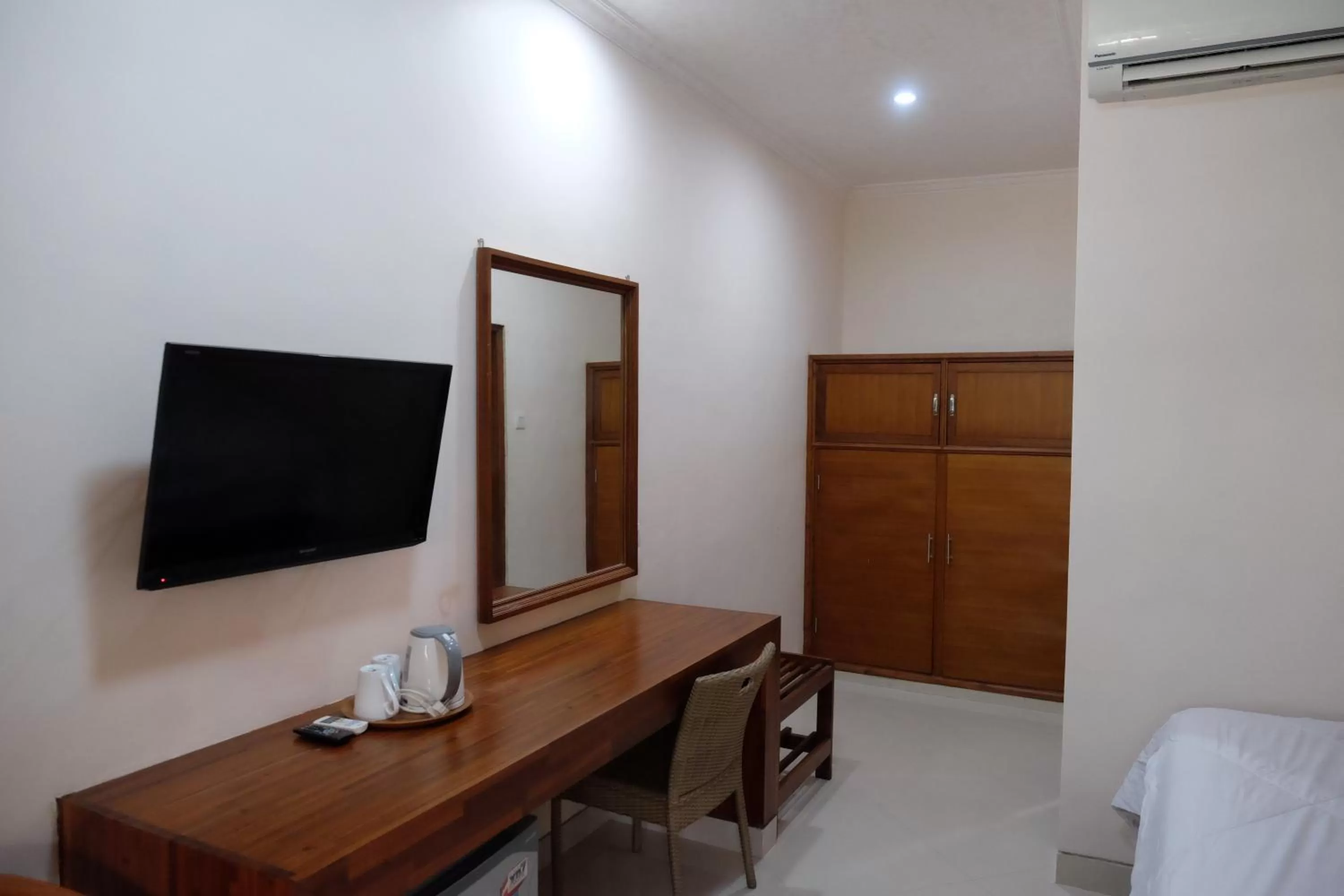 TV and multimedia, Bed in Fat Yogi Cottages