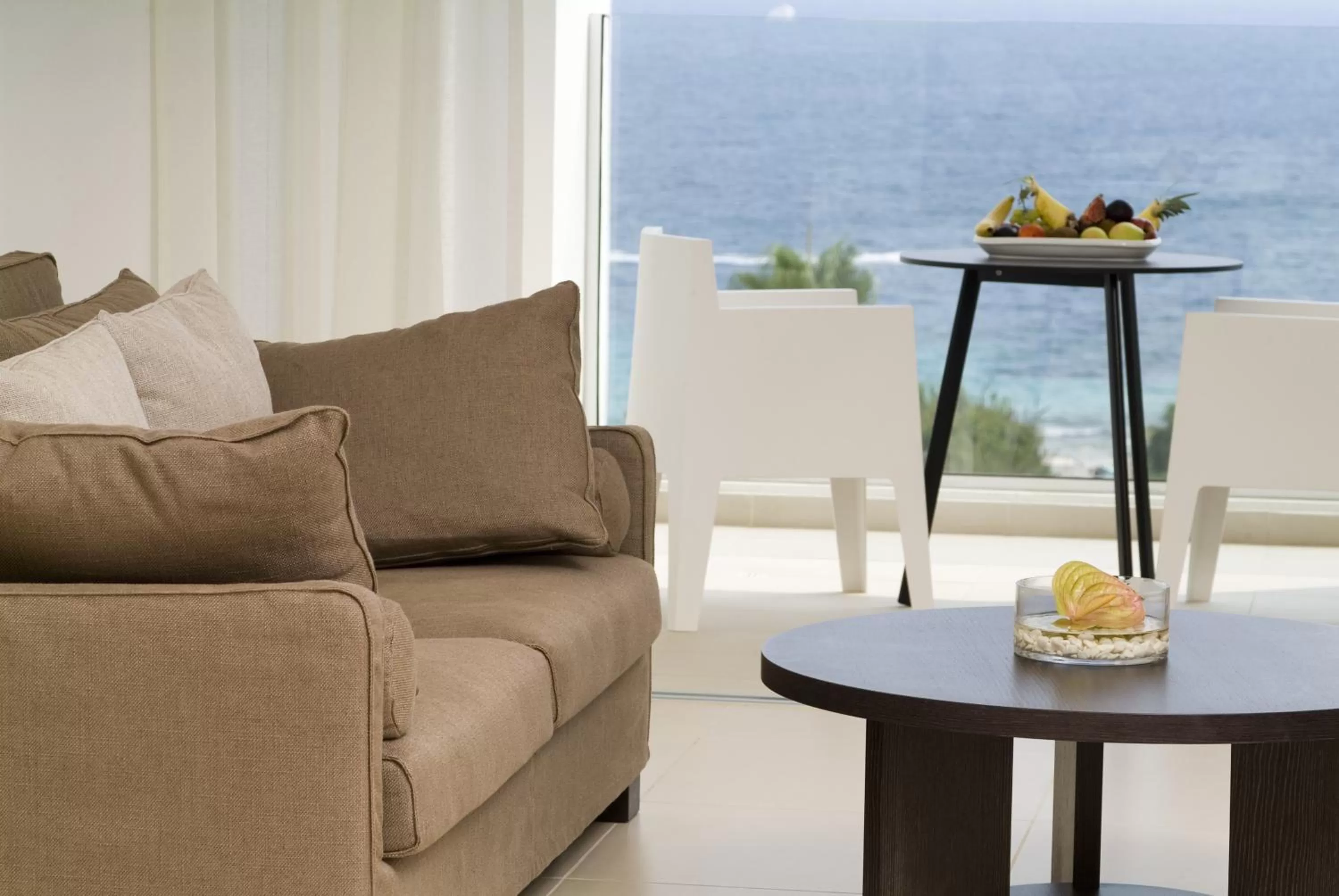 Living room in Napa Mermaid Hotel & Suites