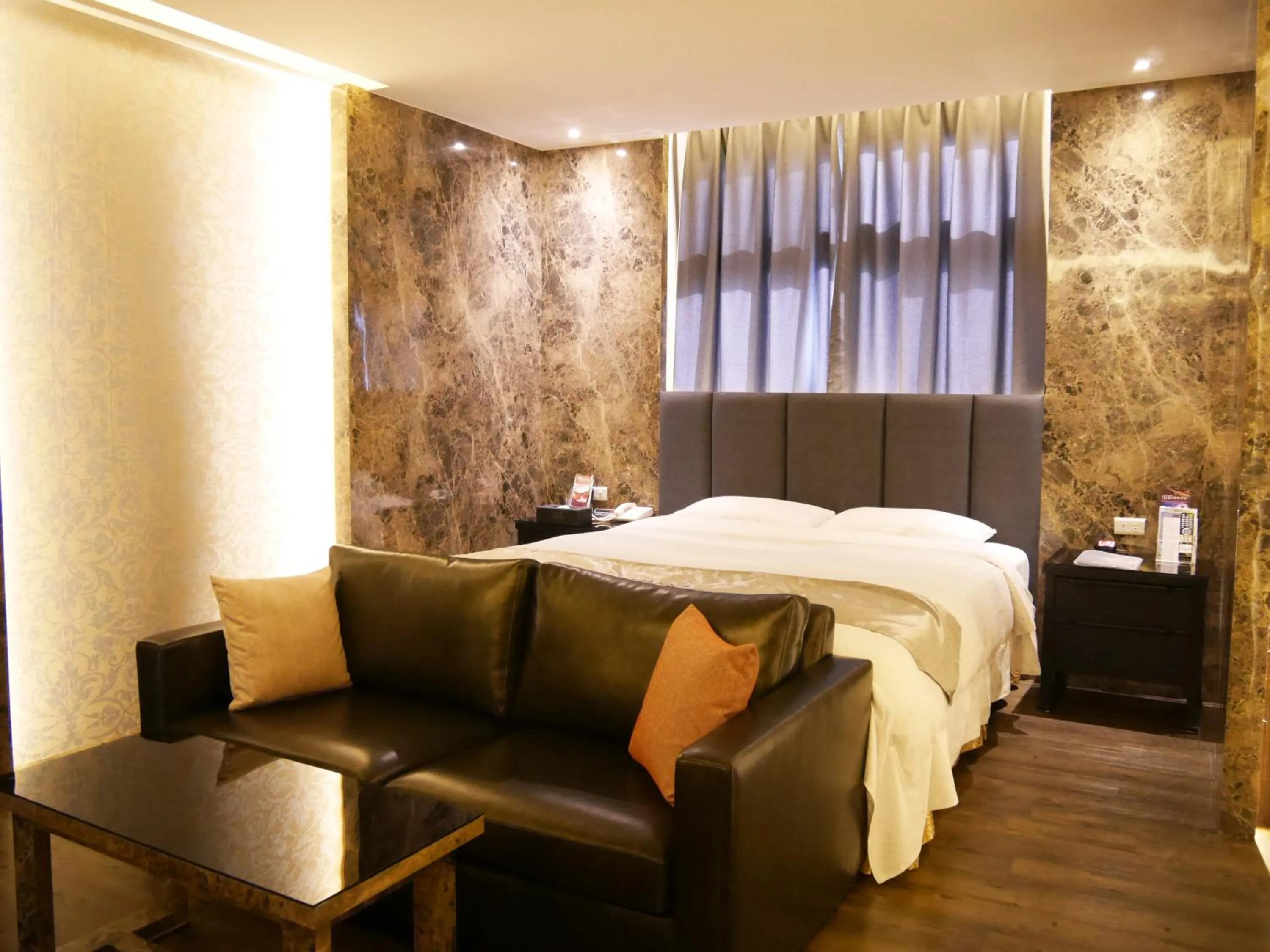 Photo of the whole room, Bed in Refinement Motel