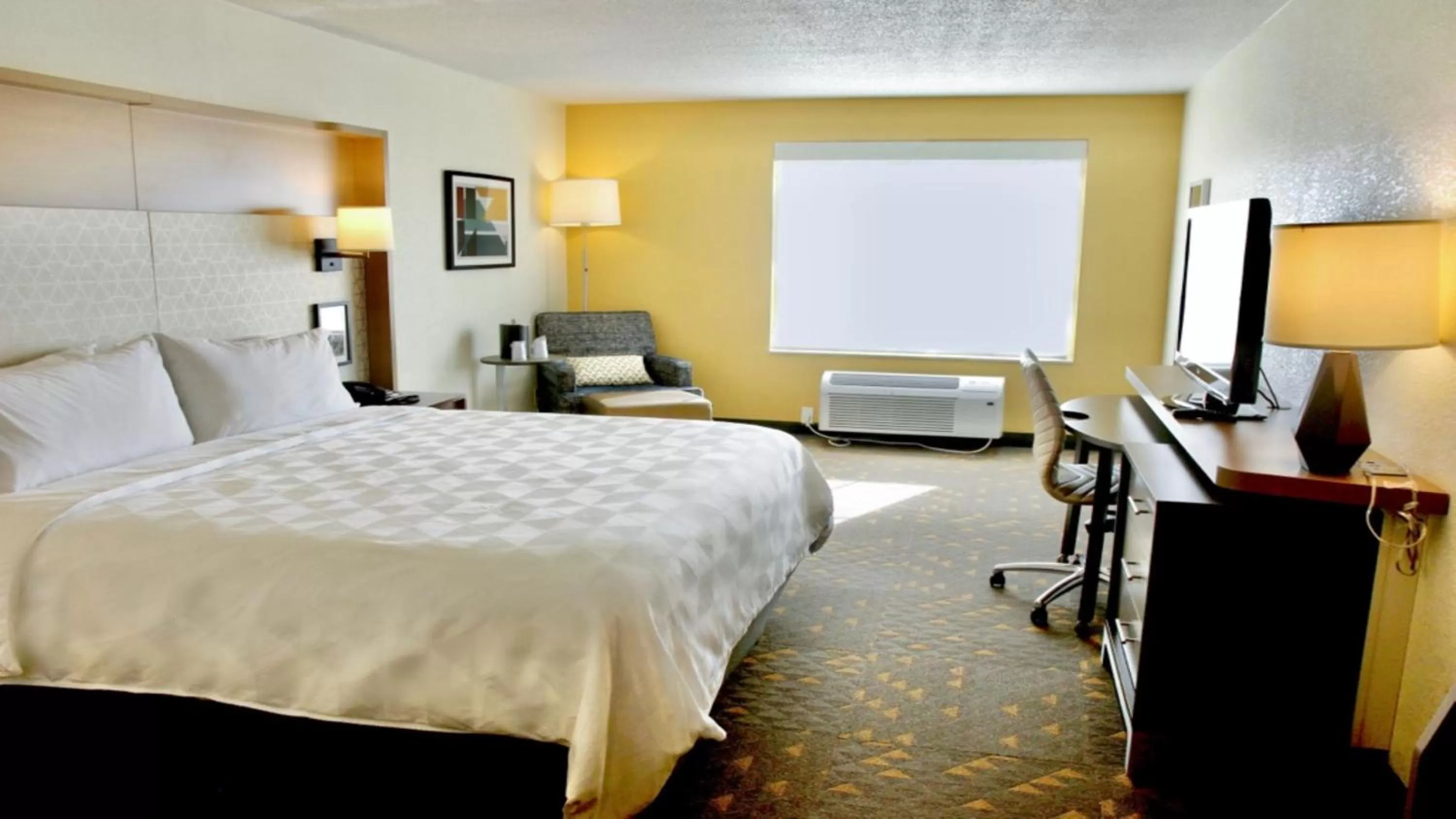 Photo of the whole room, Bed in Holiday Inn Hotel & Suites Overland Park-Convention Center by IHG