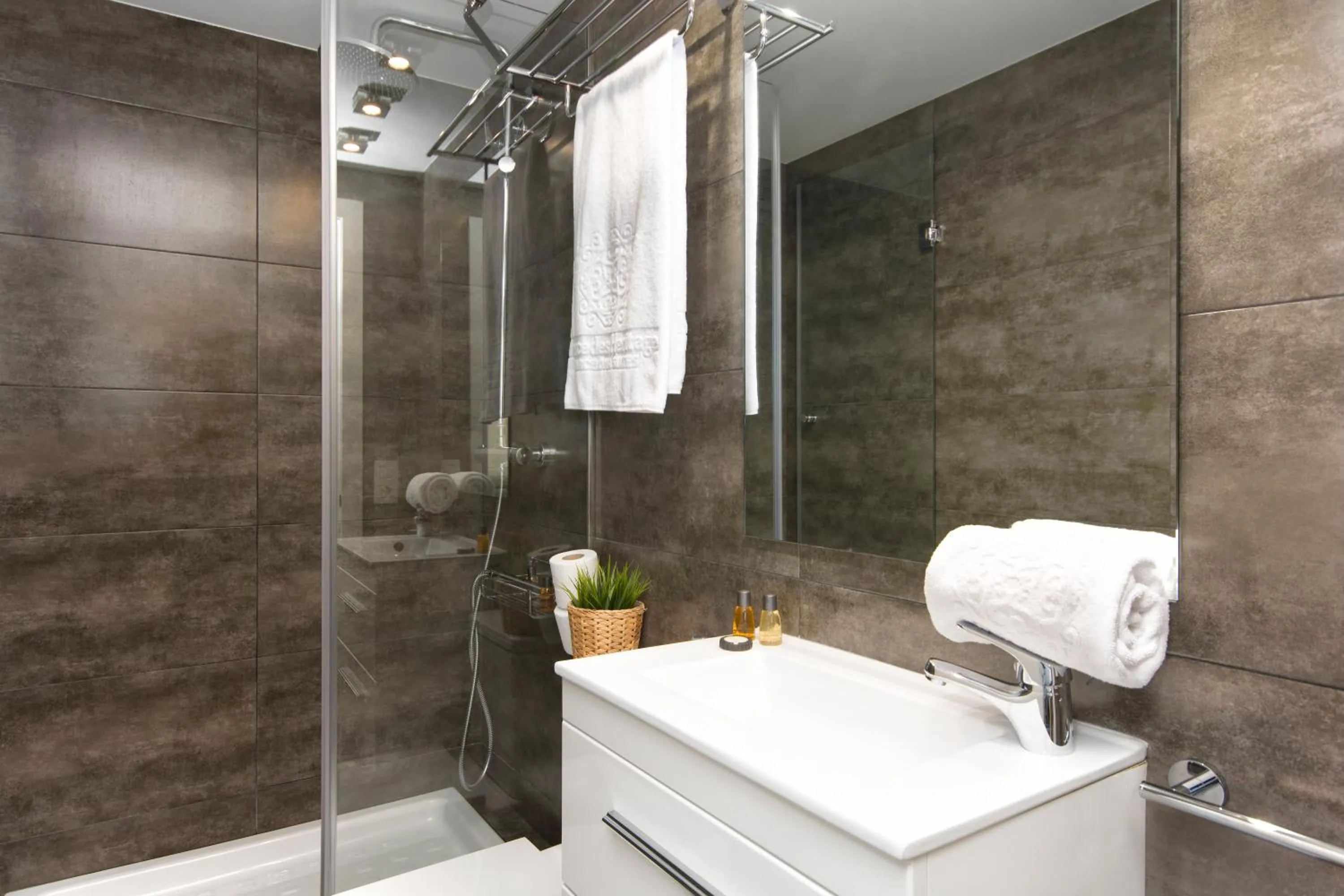 Bathroom in Eixample Building Apartments by Mercedes Heritage