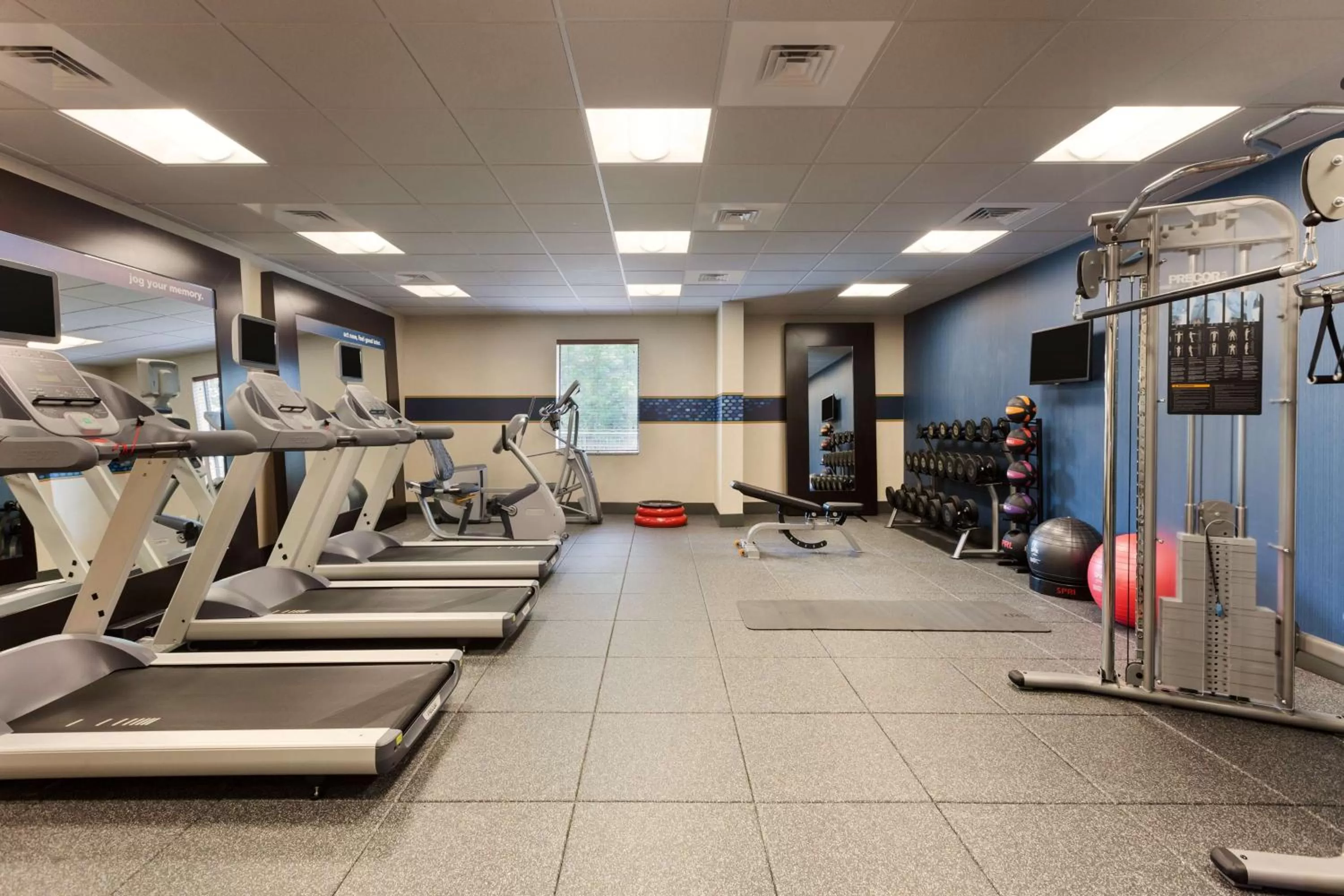 Fitness centre/facilities in Hampton Inn and Suites Camp Springs