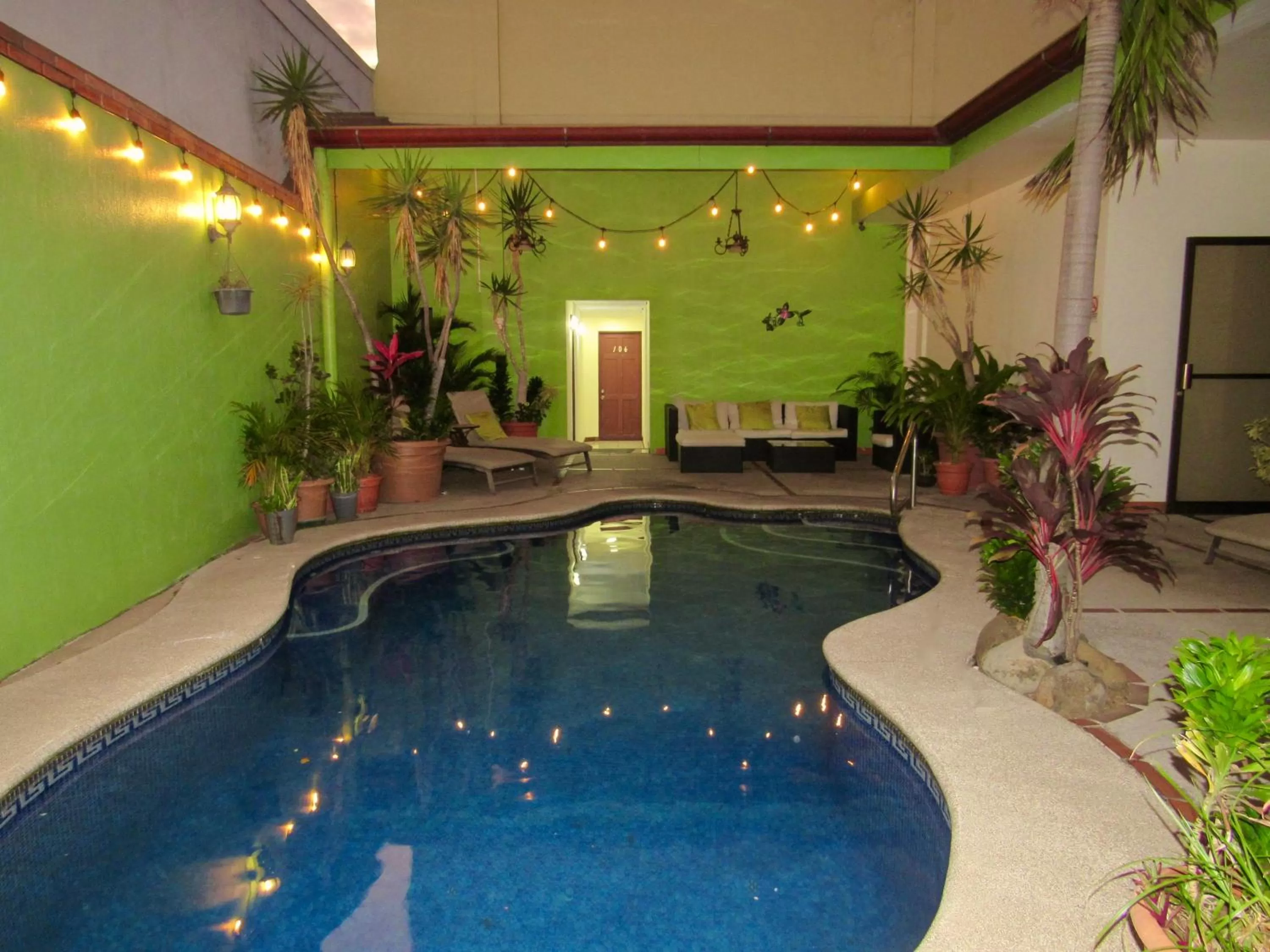 Swimming pool in Hotel La Guaria Inn & Suites