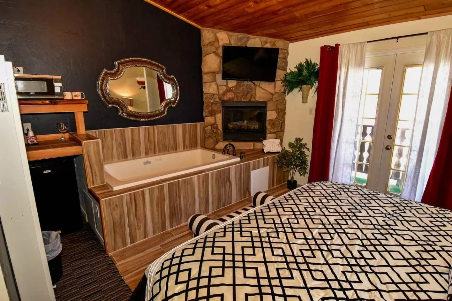 Photo of the whole room, Bed in Black Forest Lodge