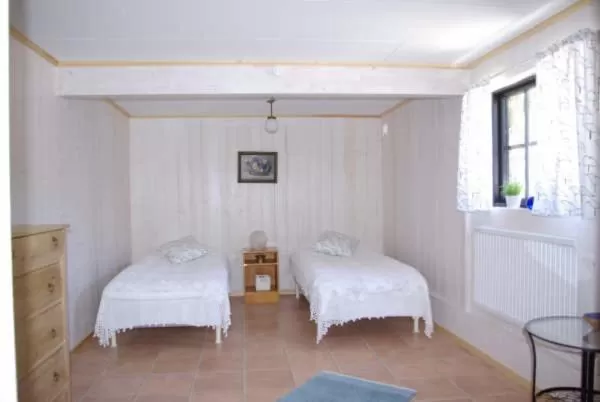 Photo of the whole room, Bed in skummeslöv B & B