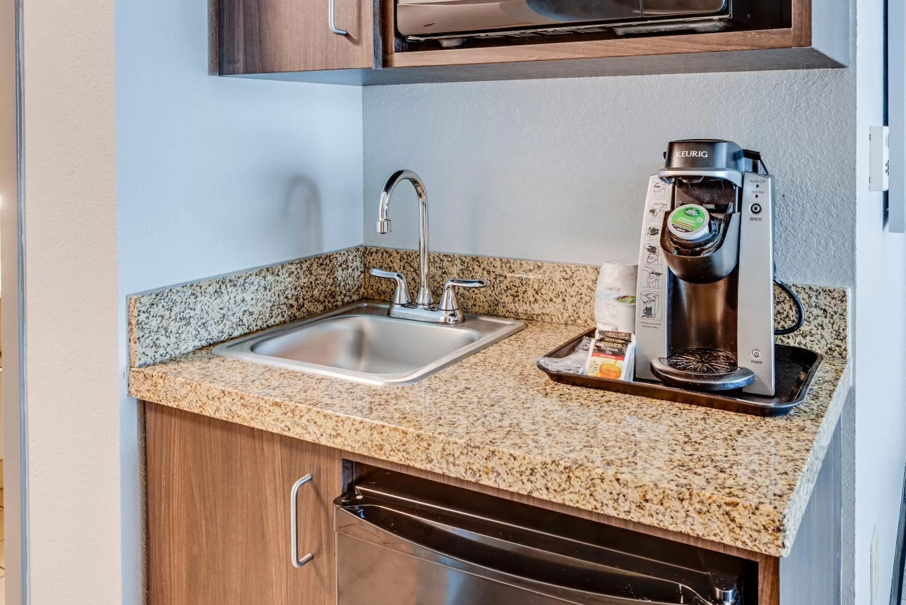 Kitchen or kitchenette in Holiday Inn Express Hotel & Suites Ohio State University- OSU Medical Center by IHG