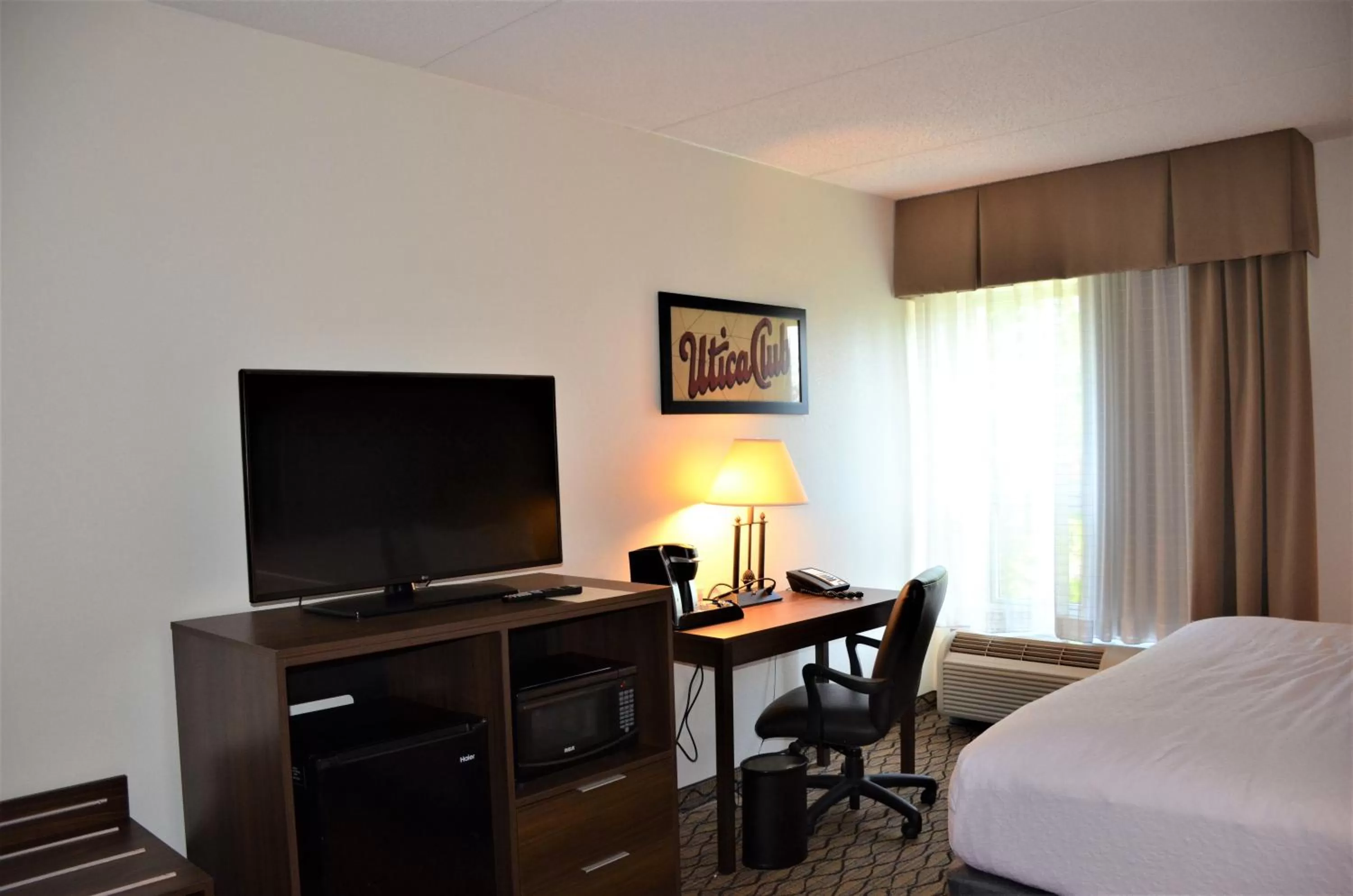 TV and multimedia, Bed in Burrstone Inn, an Ascend Collection Hotel