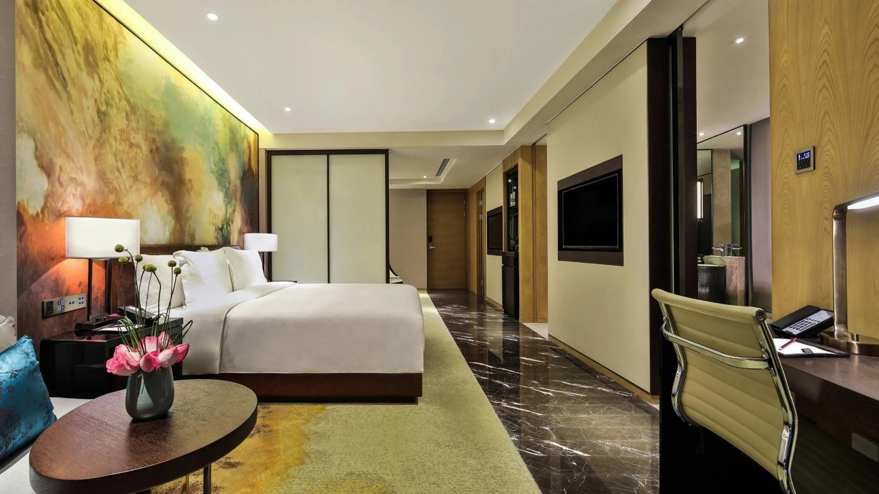 Photo of the whole room, Bed in Crowne Plaza Chengdu Wenjiang by IHG