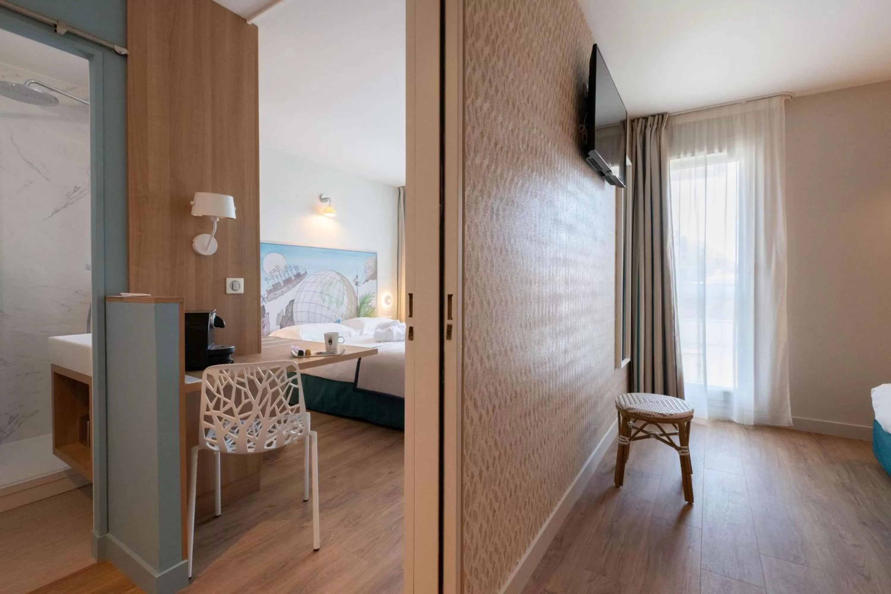 Photo of the whole room, Bed in Hôtel Jules Verne Biarritz