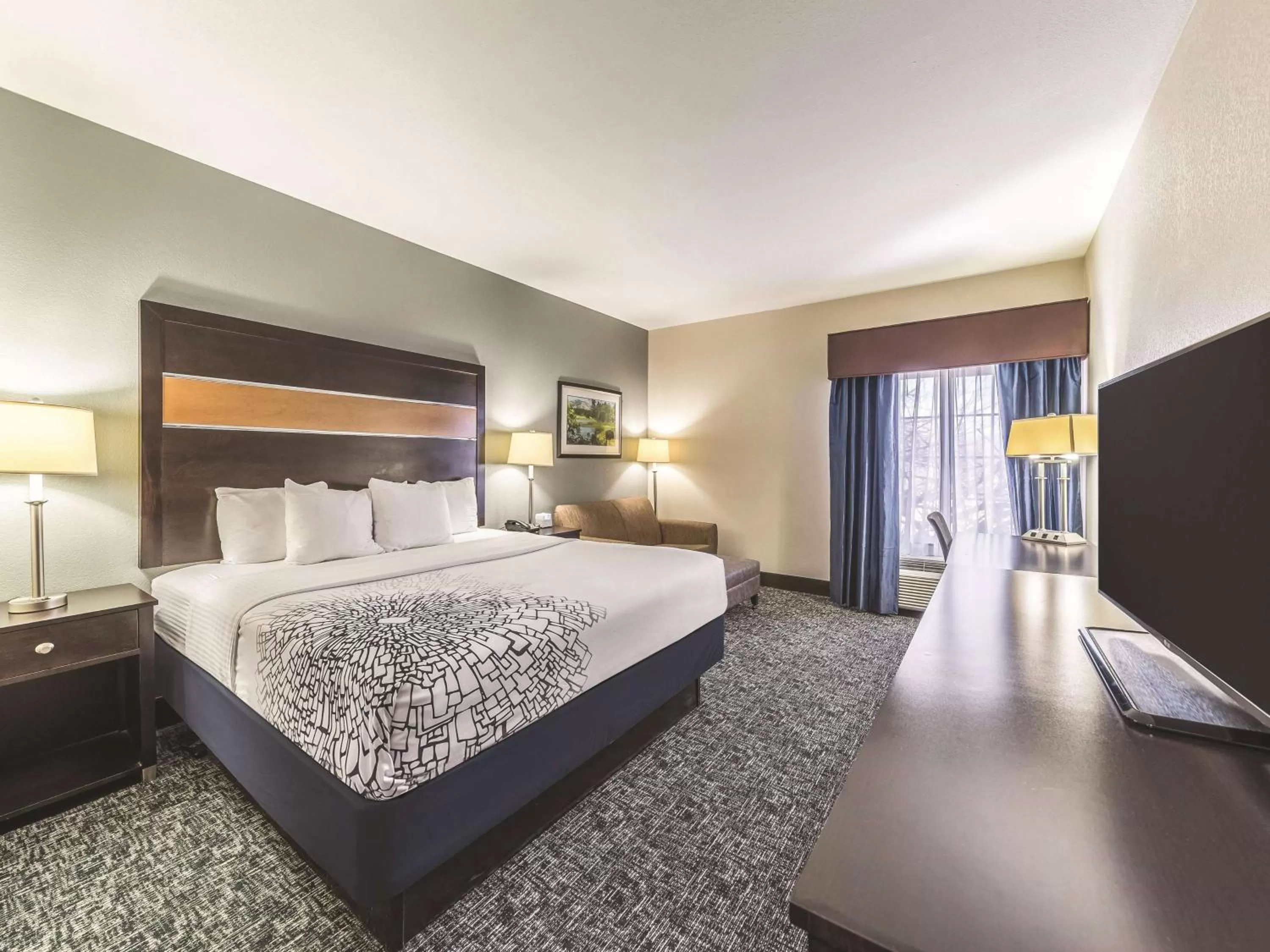 Photo of the whole room, Bed in La Quinta by Wyndham Tulsa - Catoosa