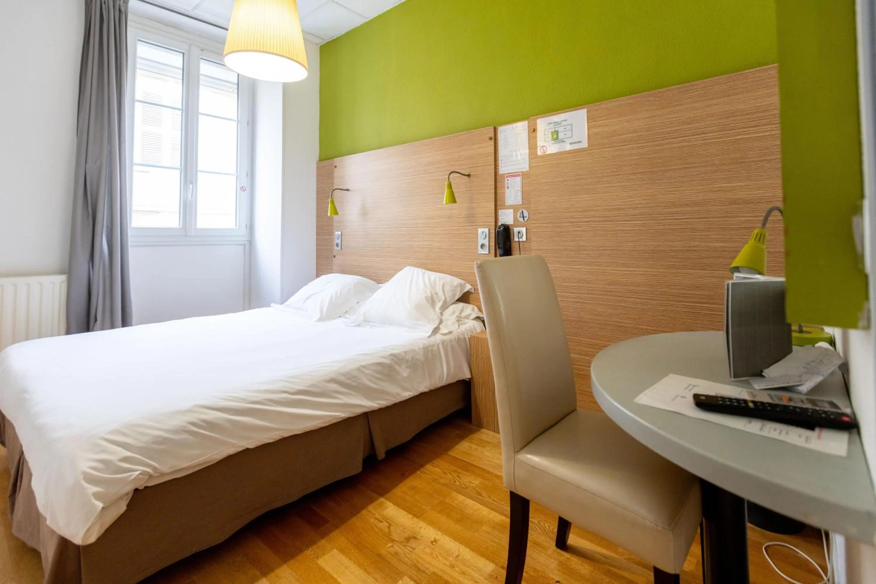 Bed in Hôtel Edmond Rostand