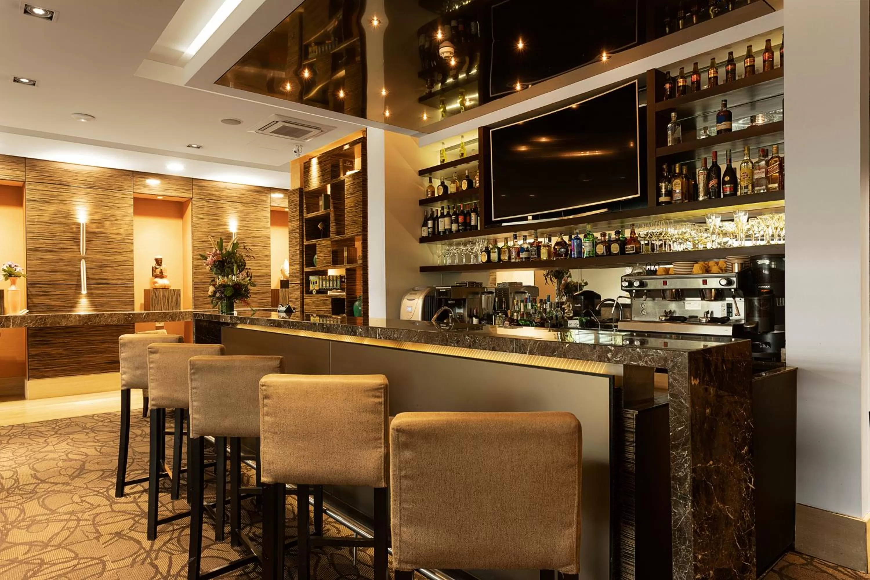 Restaurant/places to eat in EK Hotel By Preferred Hotels Group