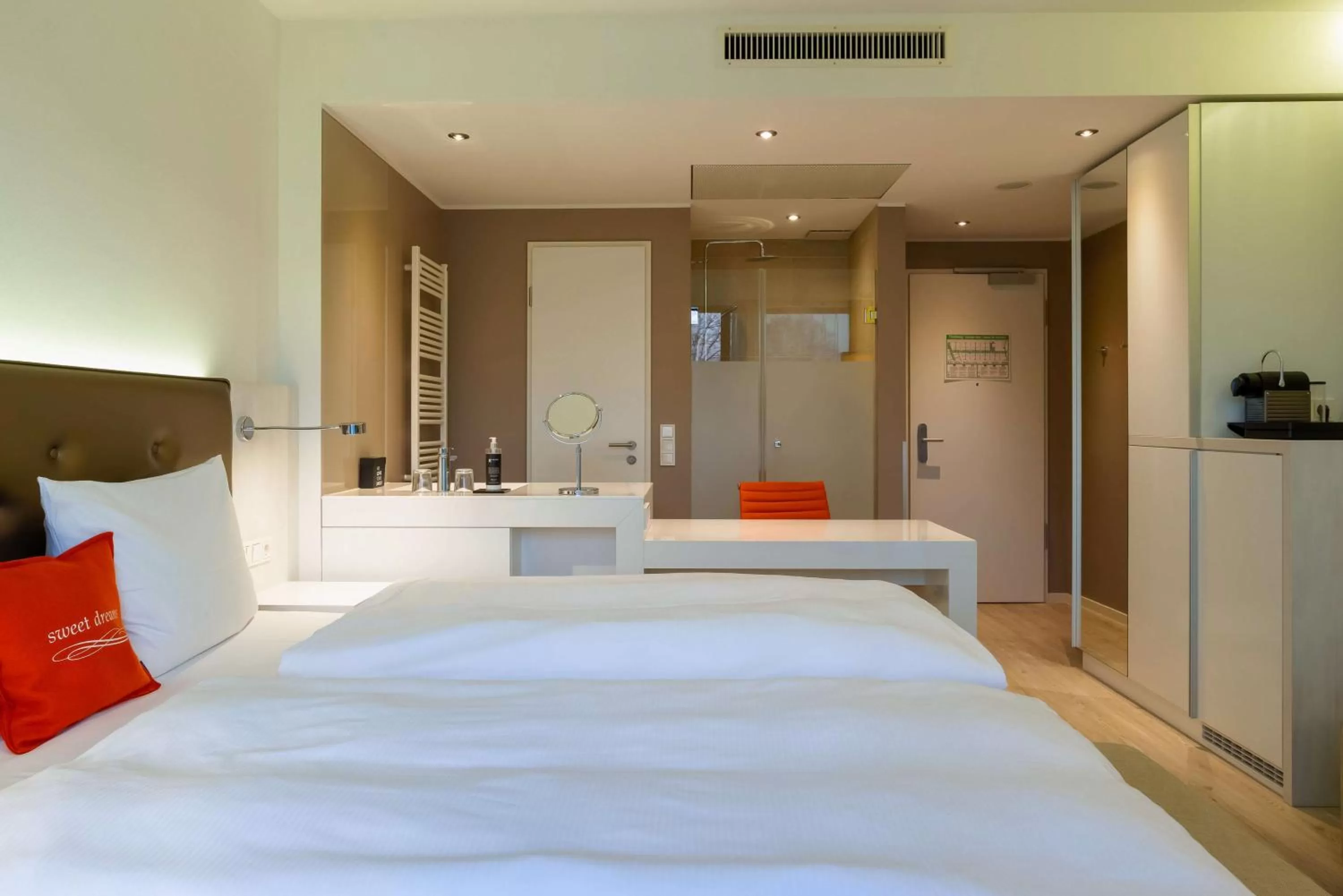 Bedroom, Bed in elaya hotel kleve