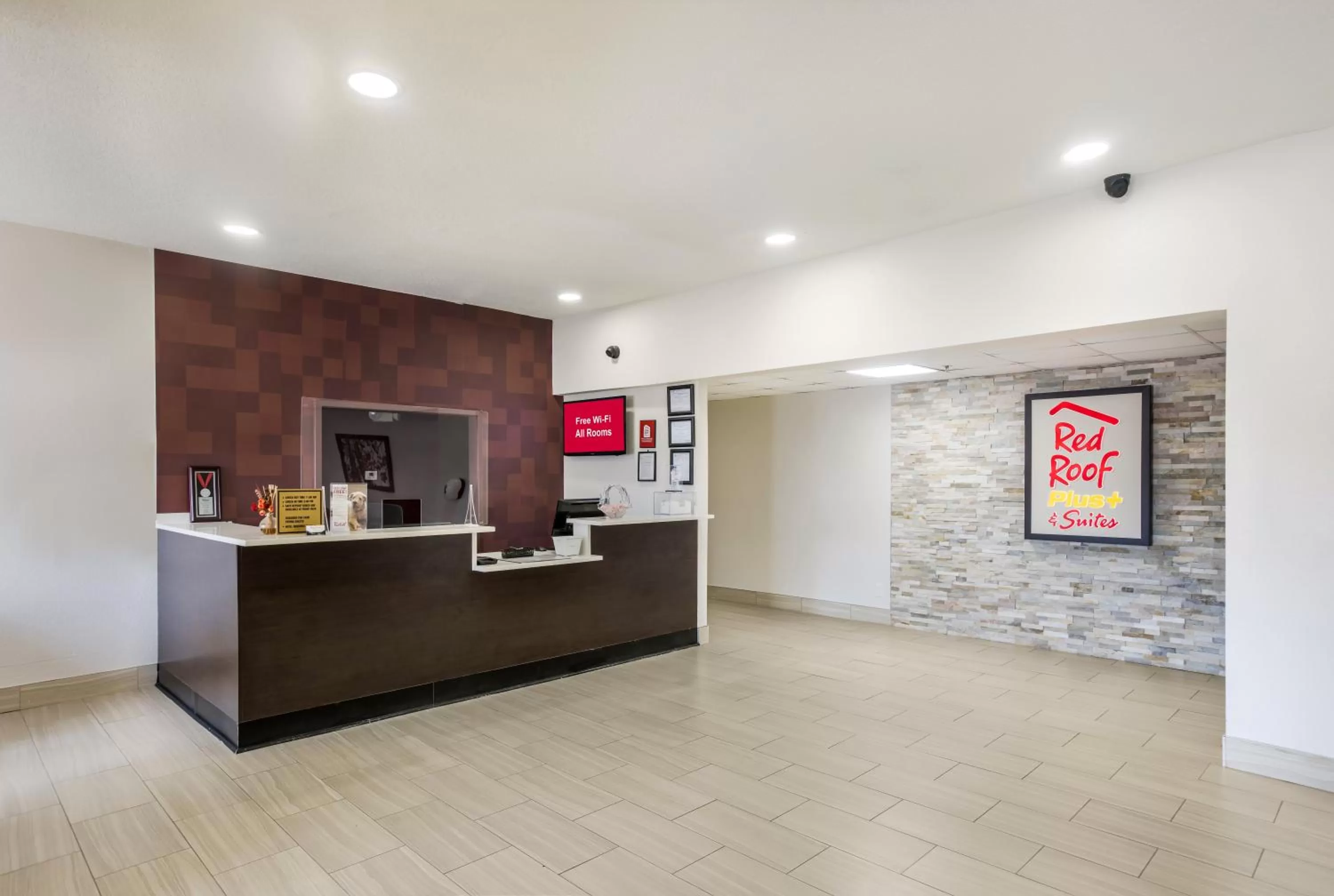 Lobby or reception in Red Roof Inn PLUS+ & Suites Savannah – I-95