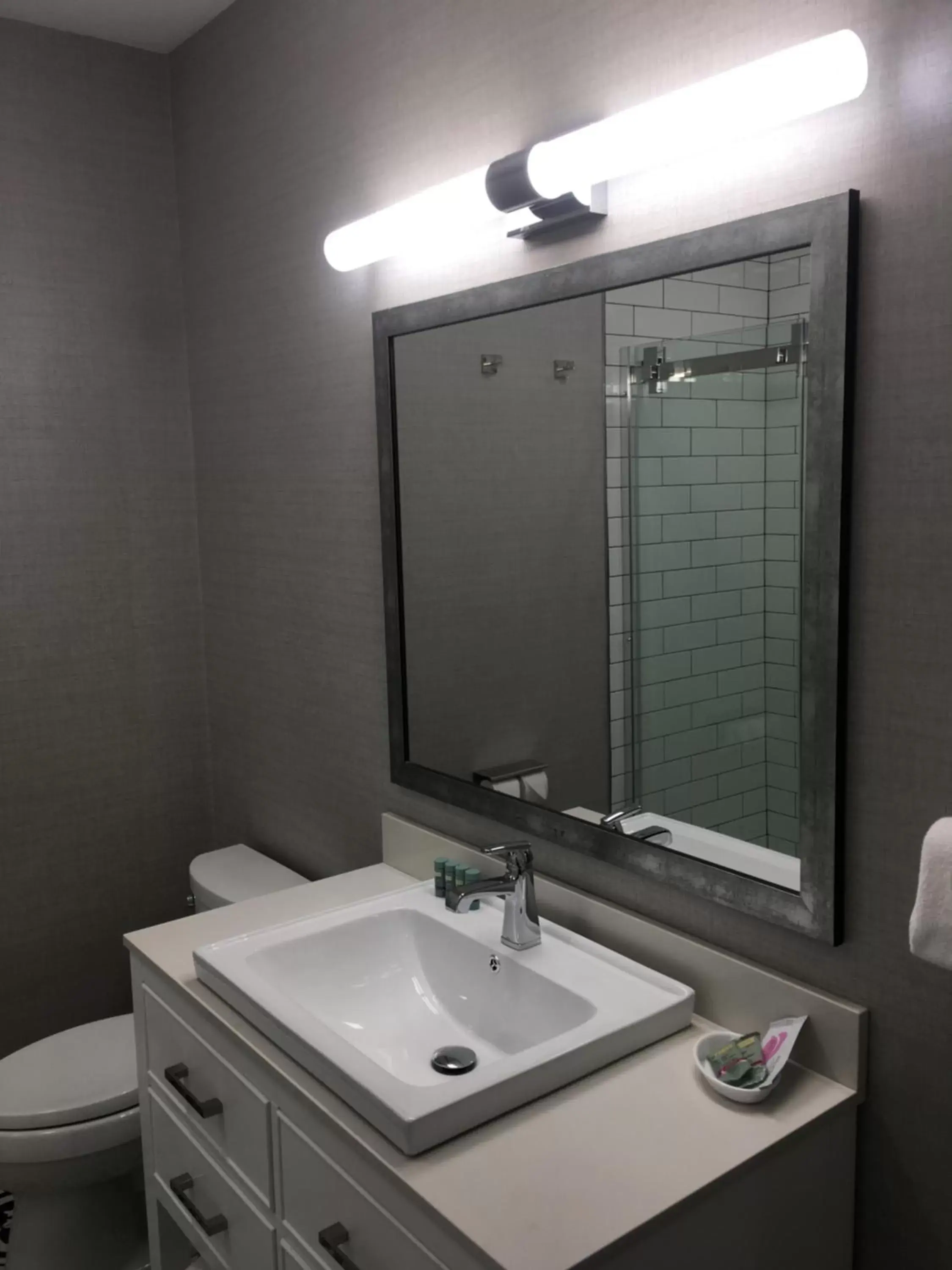 King Suite with Spa Bath - single occupancy in Riverside inn hannibal King Suite with Spa Bath - single occupancy in Riverside inn hannibal