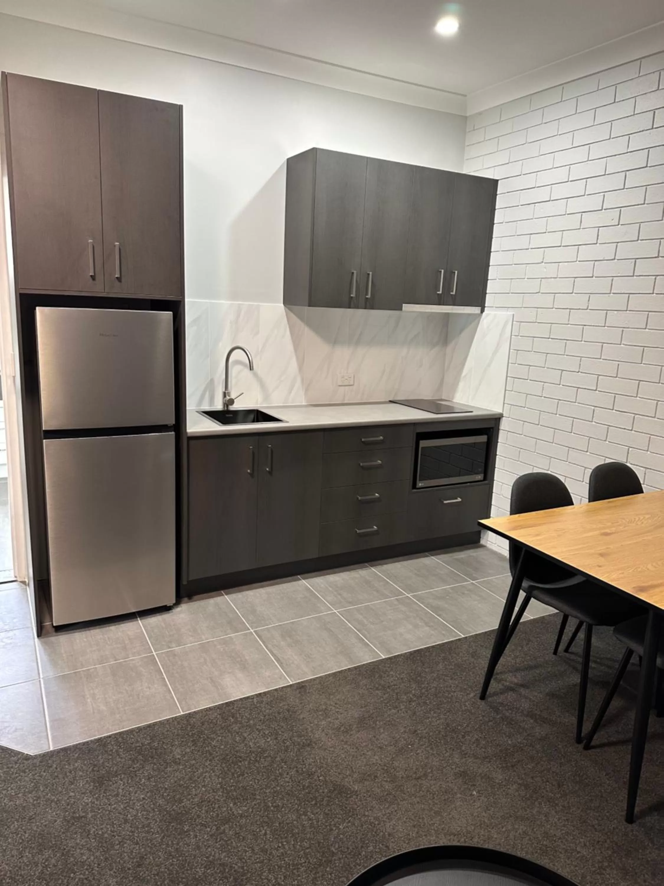 Kitchen or kitchenette in Blue Violet Motor Inn