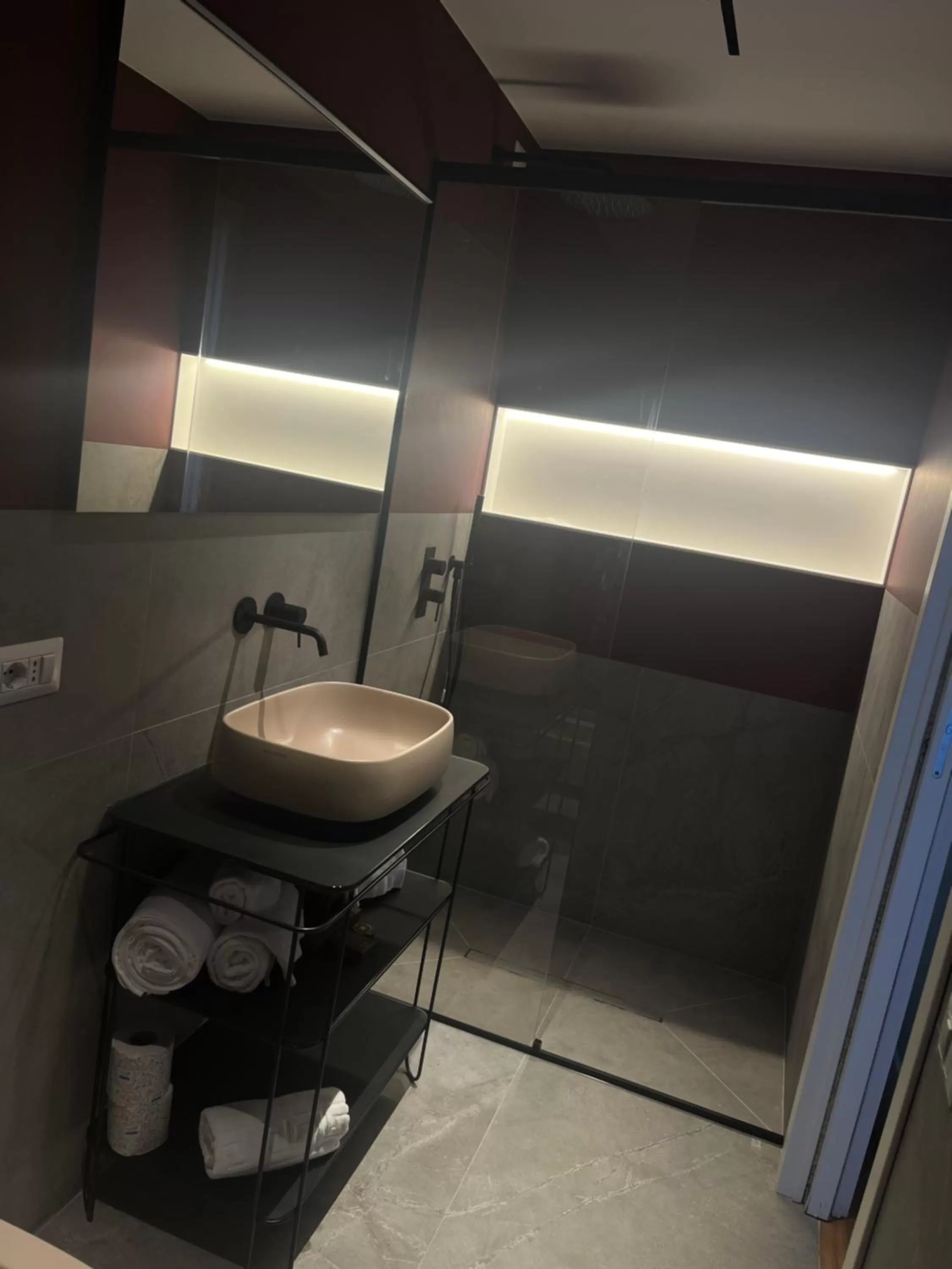 Shower in Hotel Cave Del Sole