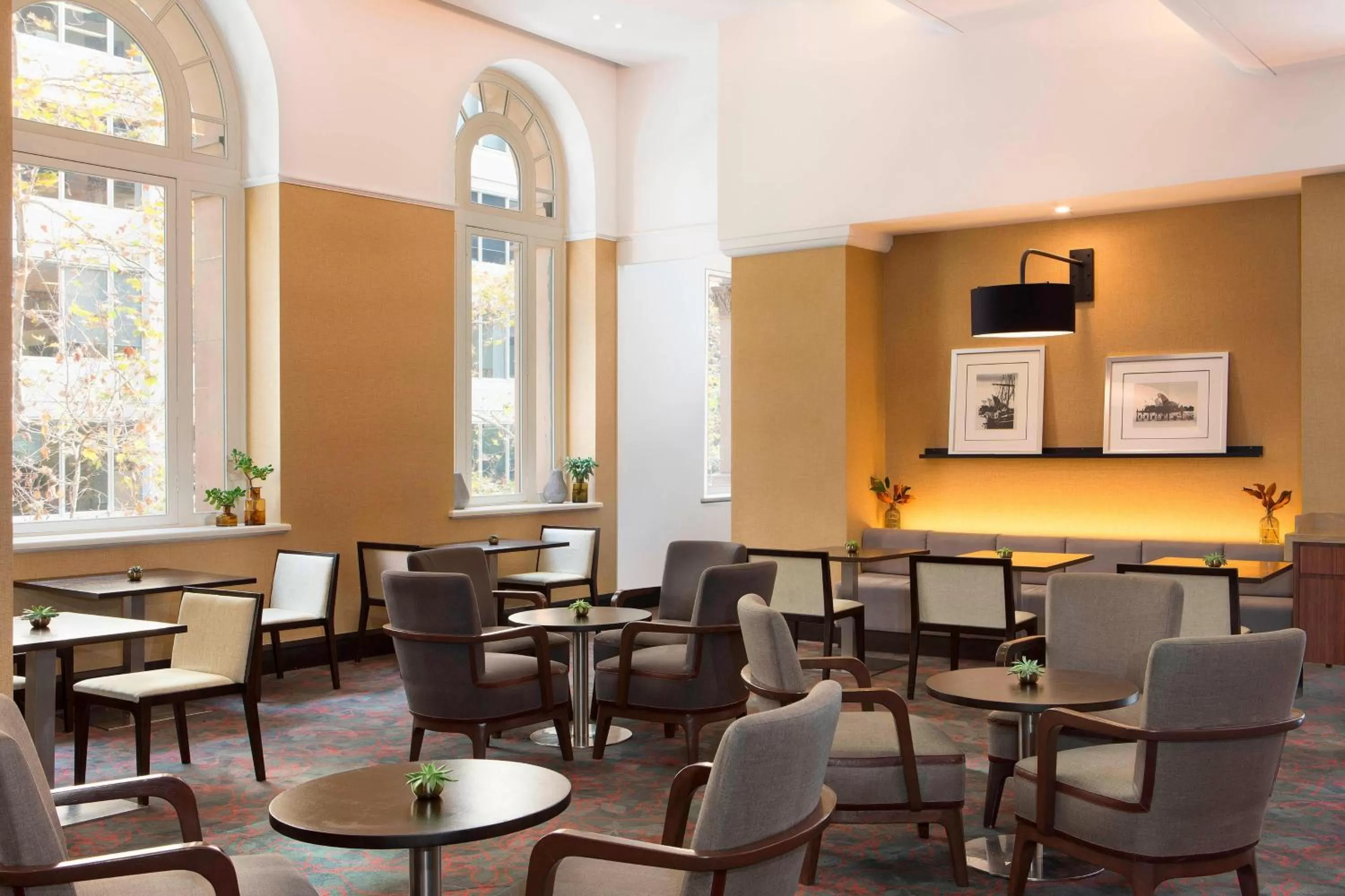 Lounge or bar in Sydney Harbour Marriott Hotel at Circular Quay