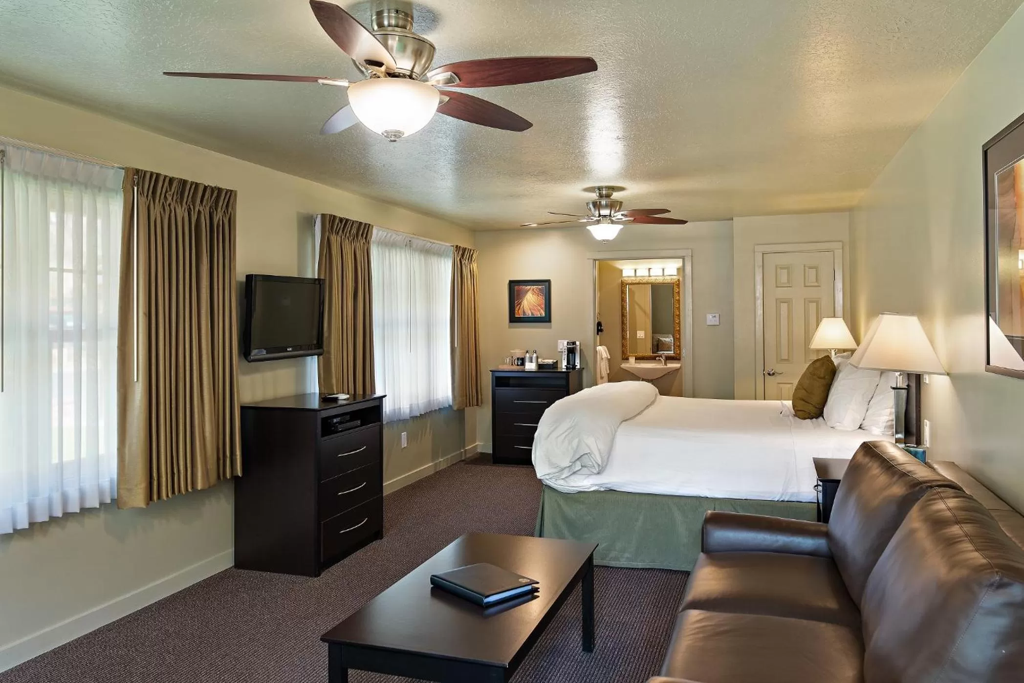 Photo of the whole room, Bed in Flanigan`s Resort and Spa