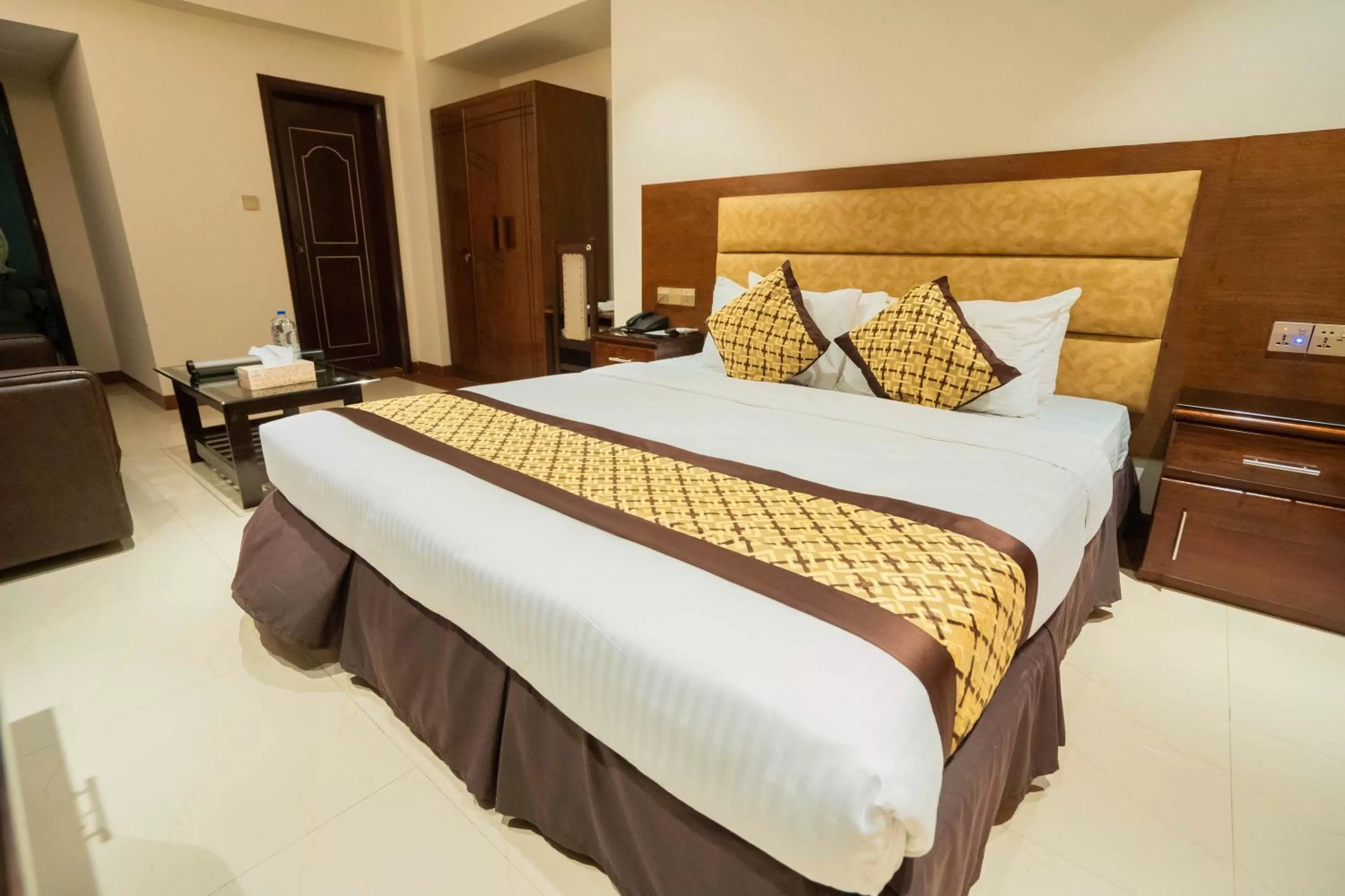 Photo of the whole room, Bed in Central Inn Dhaka City Centre