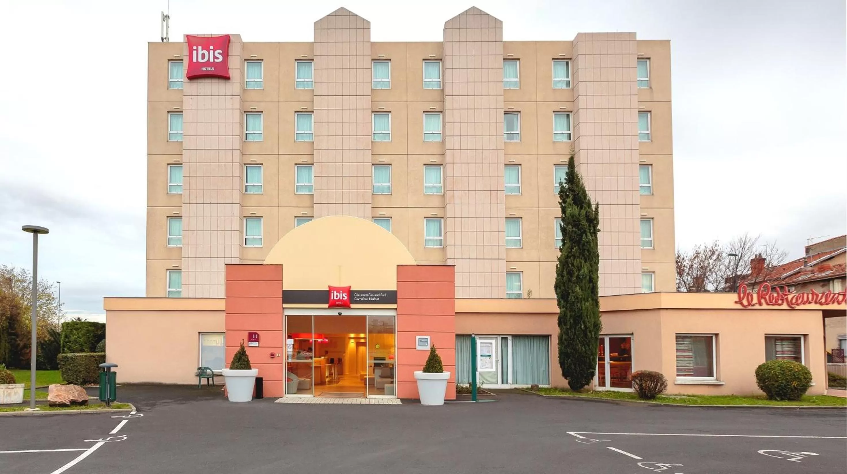 Facade/entrance in ibis Clermont Ferrand Sud Herbet