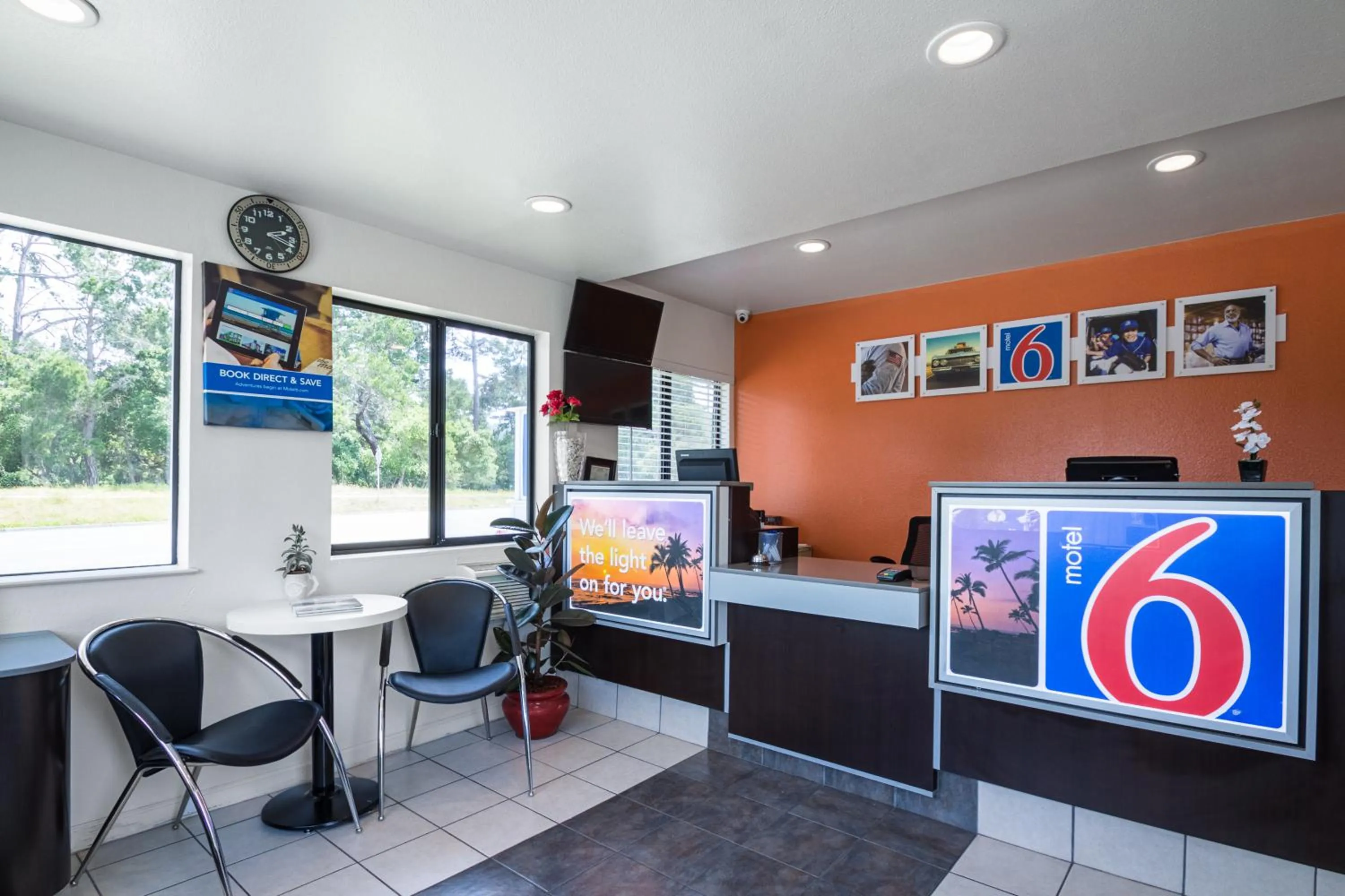 Lobby or reception in Motel 6 - Downtown Monterey