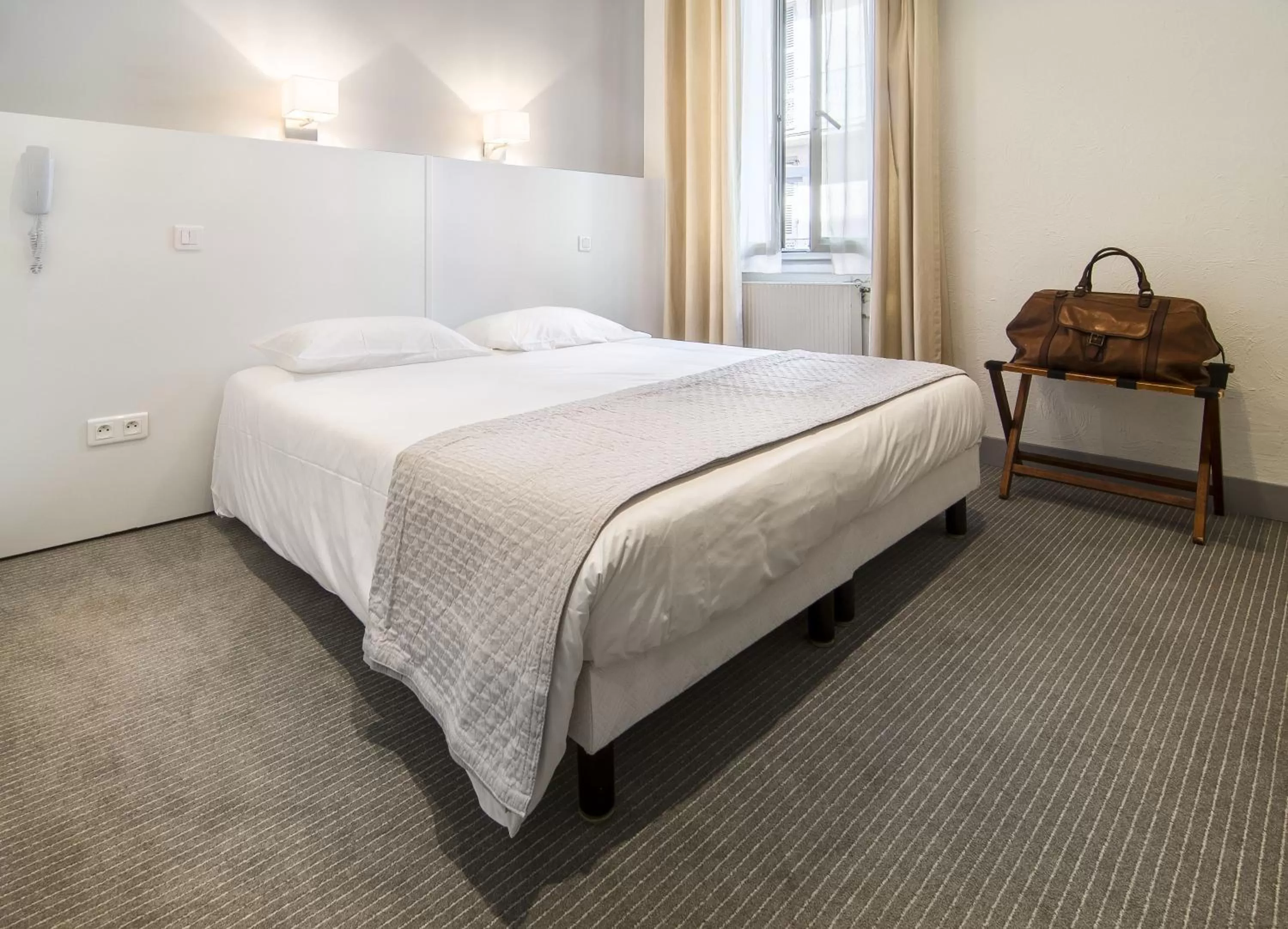 Bed in Hôtel P.L.M.