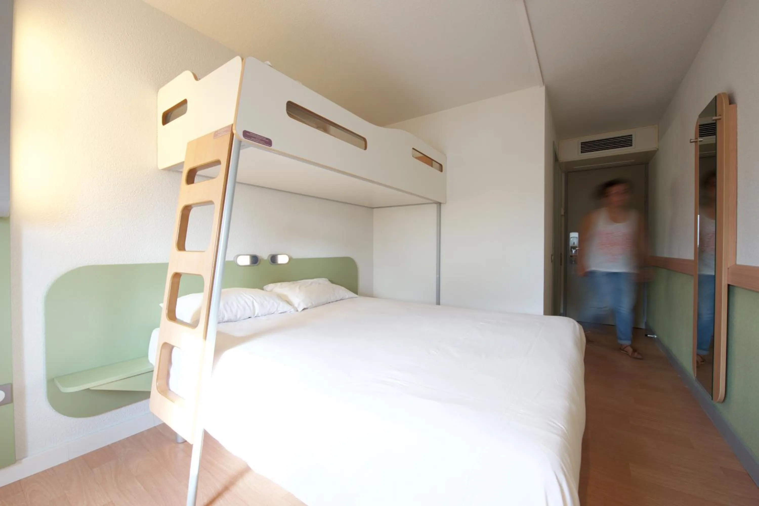Photo of the whole room, Bed in ibis budget Pau Lescar