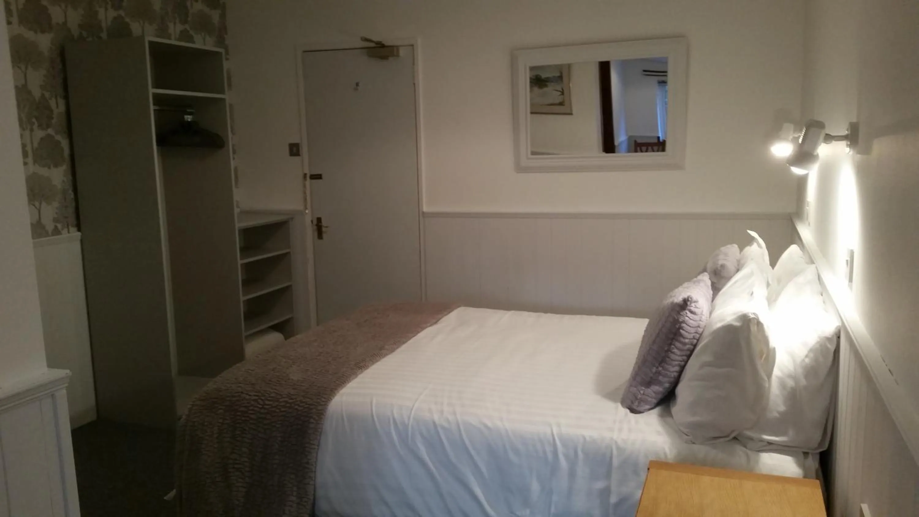 Bedroom, Bed in Halfway House Hotel