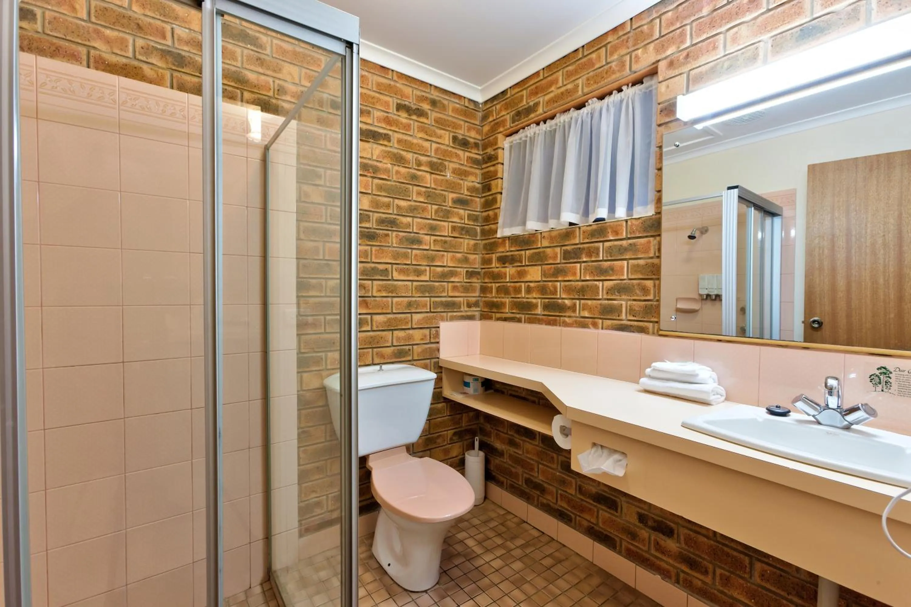 Bathroom in Hume Country Motor Inn