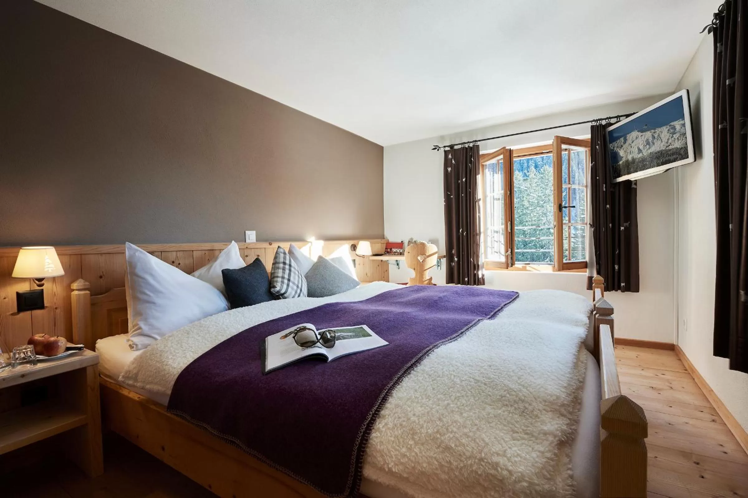 Bedroom, Bed in Berghaus Alpenrösli