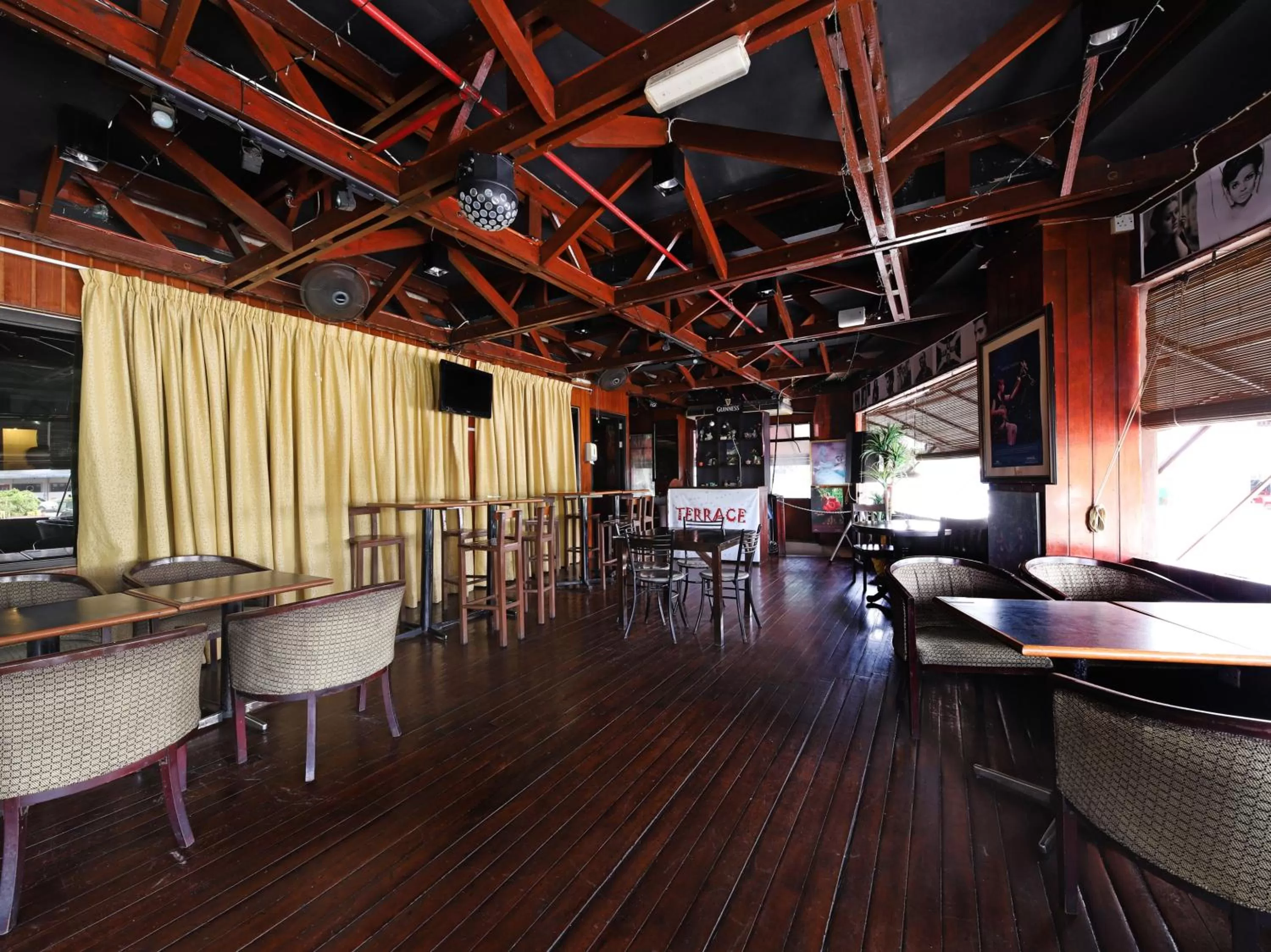 Restaurant/places to eat in Grand Supreme Hotel