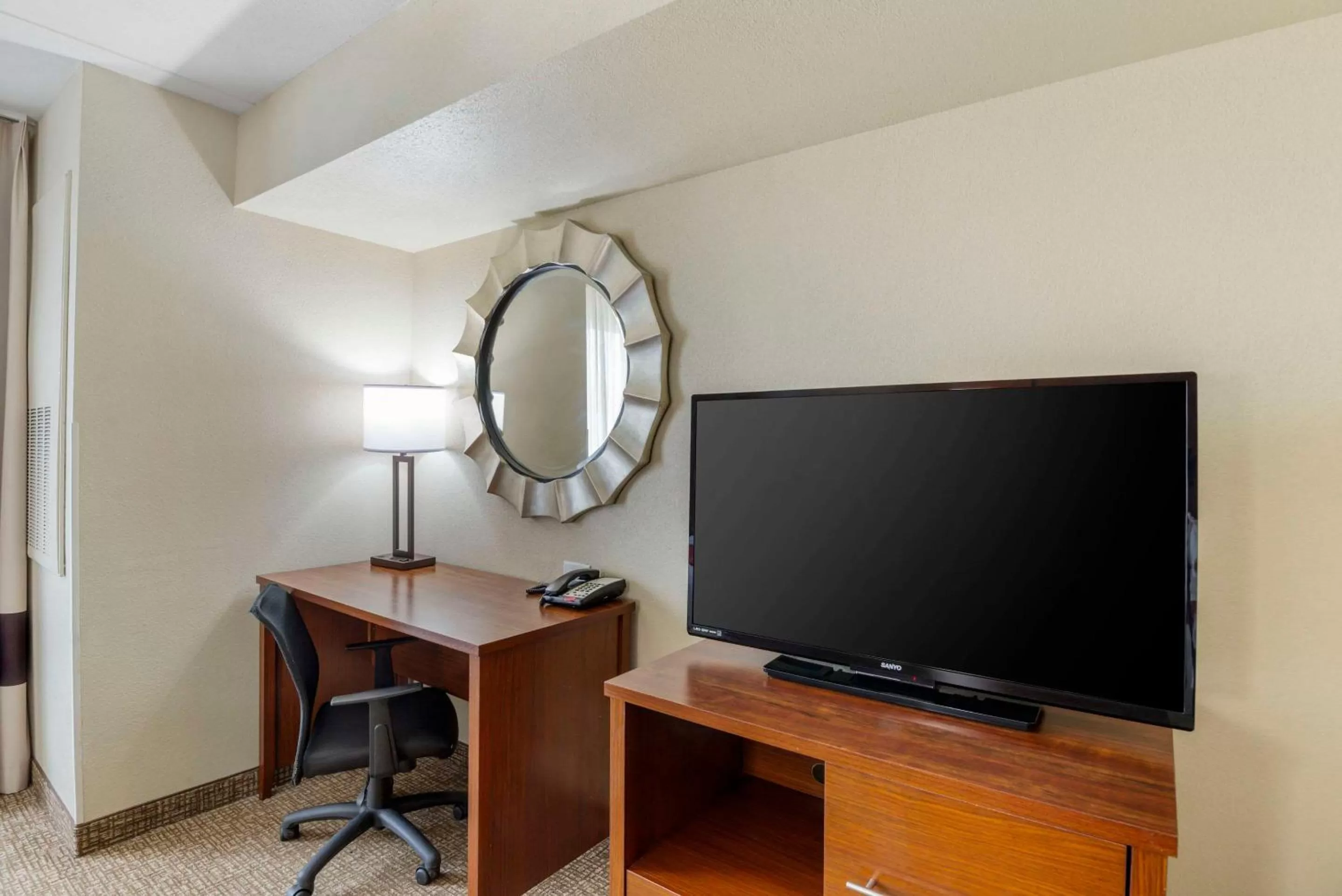 Bedroom in Comfort Suites At Virginia Center Commons