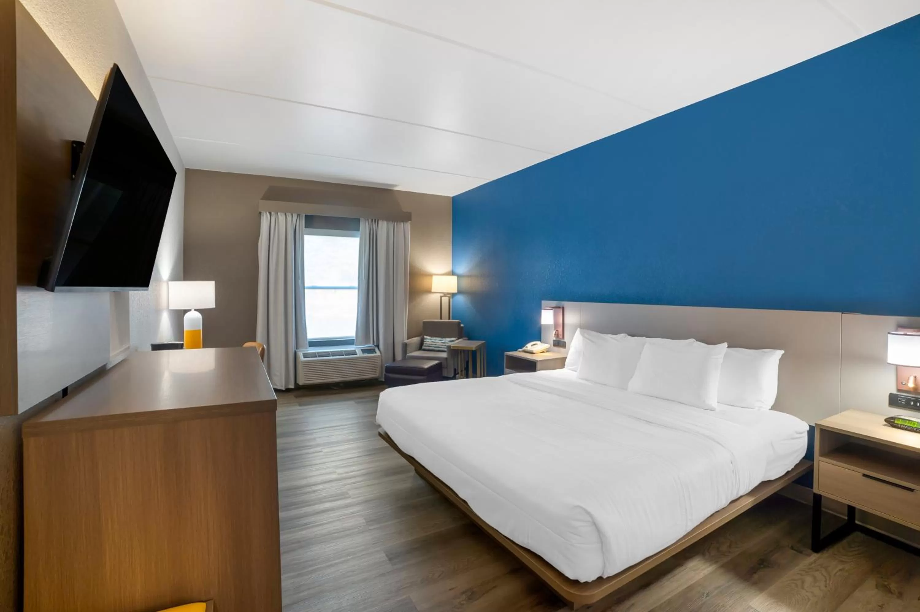 Photo of the whole room, Bed in Comfort Inn Asheville Airport