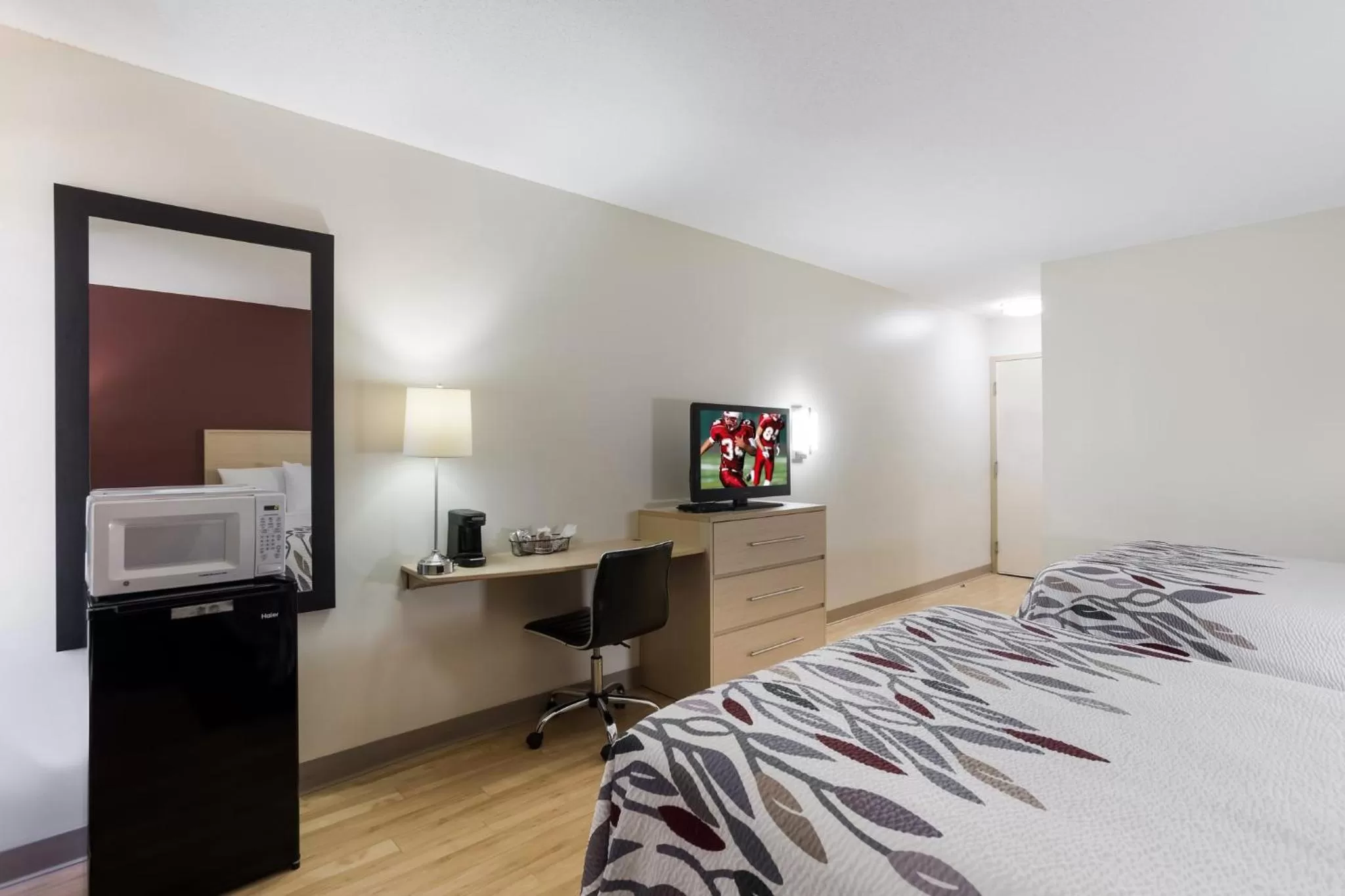 Photo of the whole room, Bed in Red Roof Inn London I-75