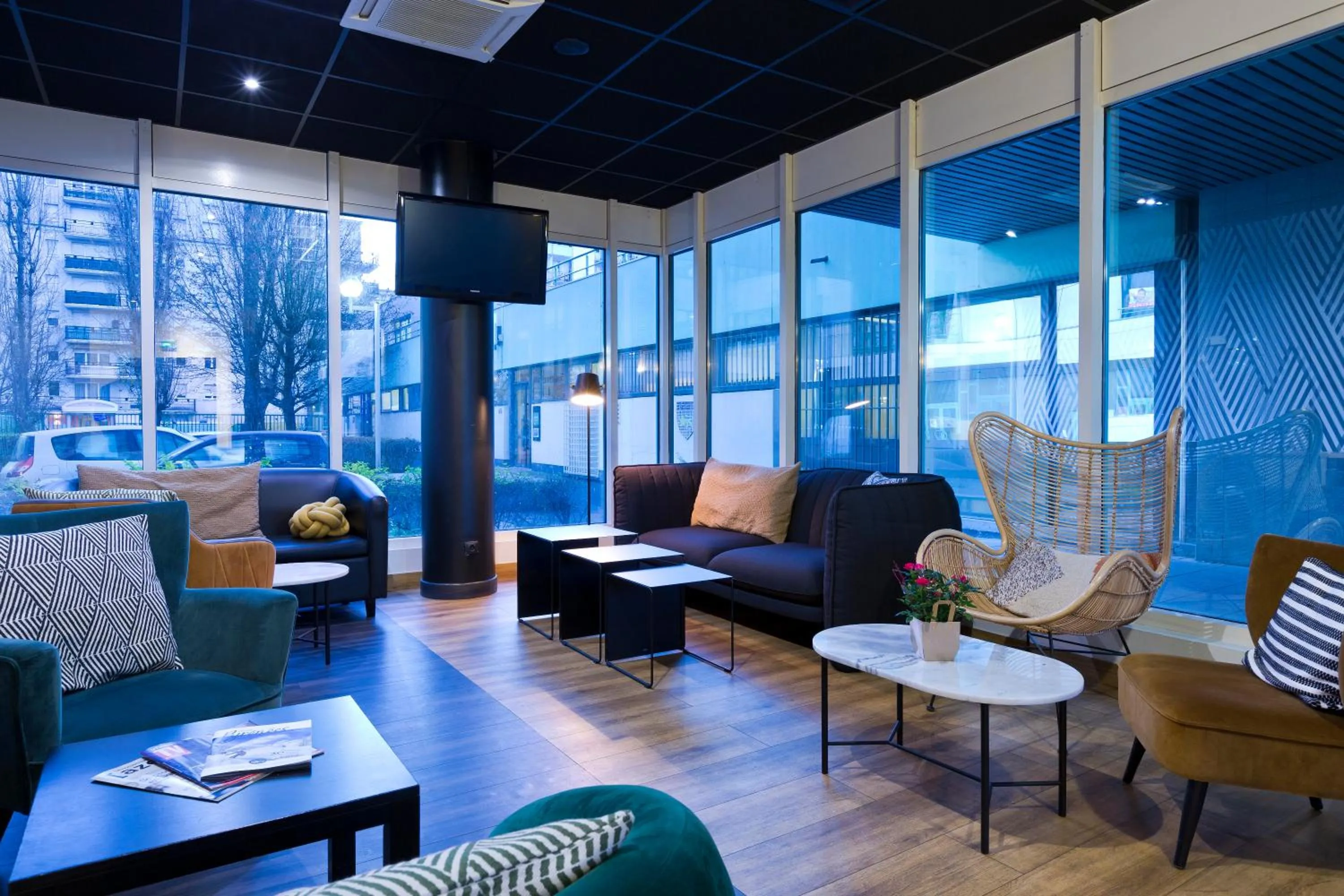 Lounge or bar in ibis Styles Massy Opéra