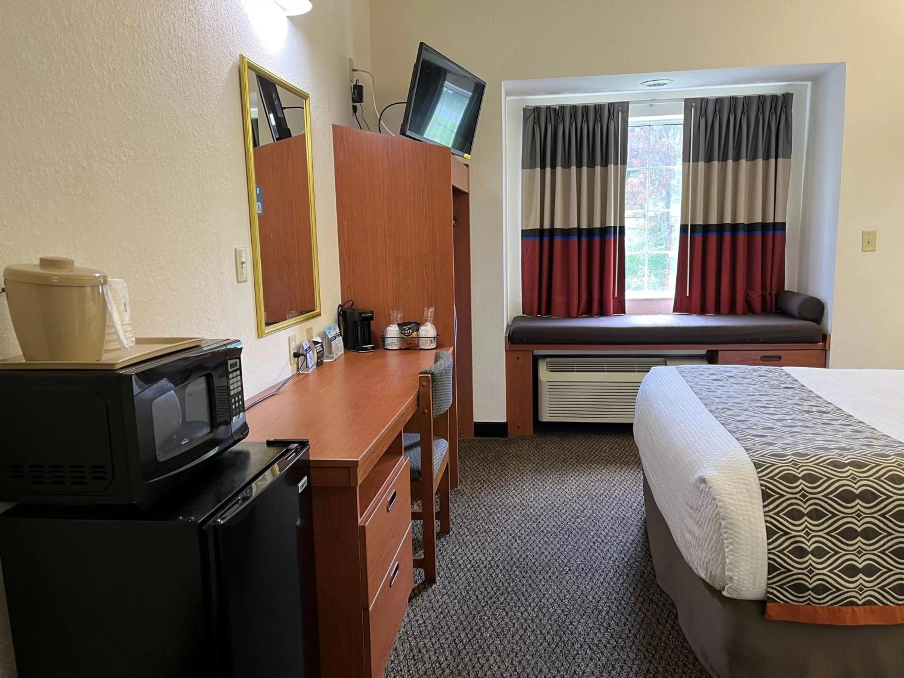 TV and multimedia, Bed in Microtel Inn and Suites by Wyndham - Lady Lake/ The Villages