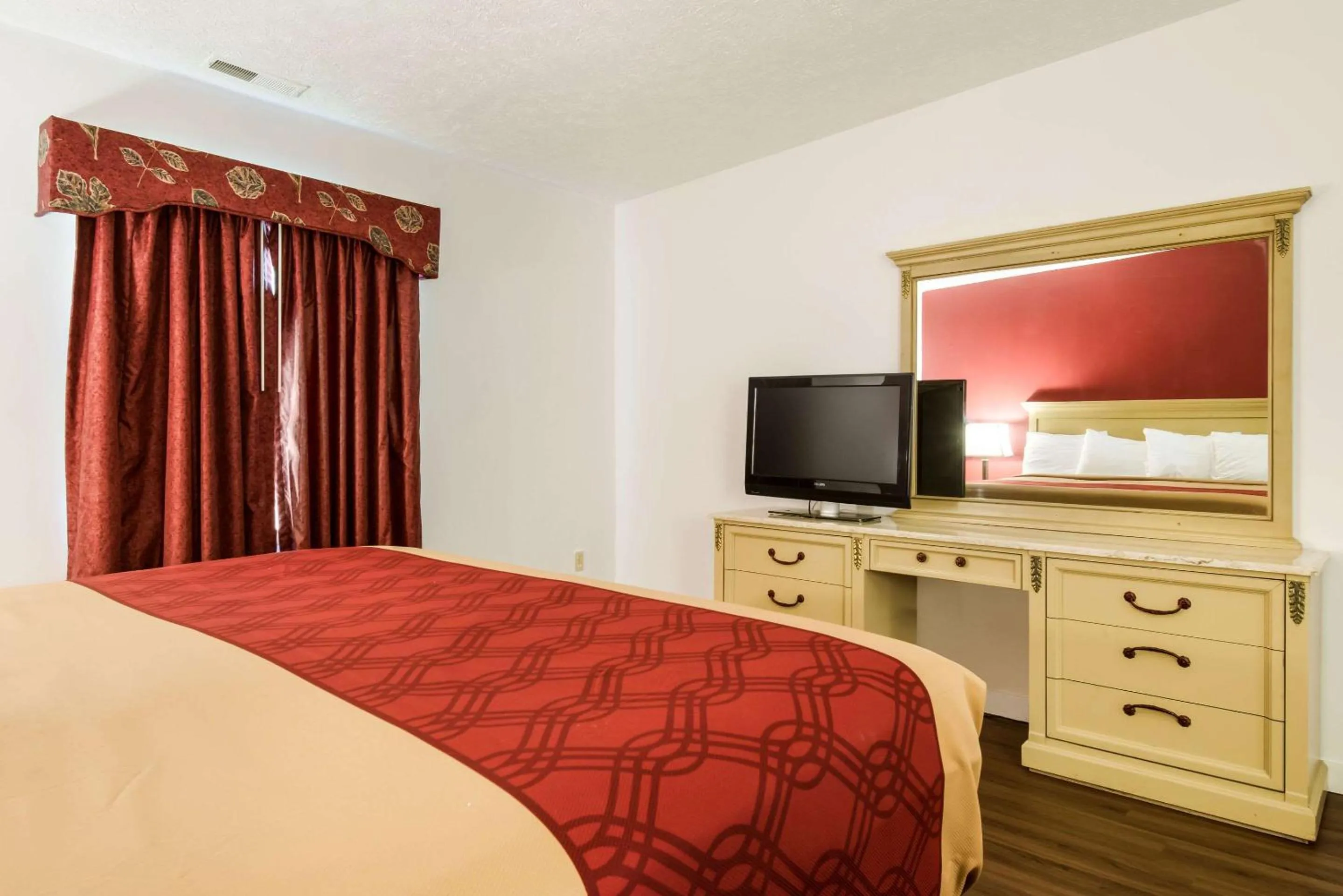 Photo of the whole room, Bed in Econo Lodge Inn & Suites Lake Harmony - Pocono Mountains Area