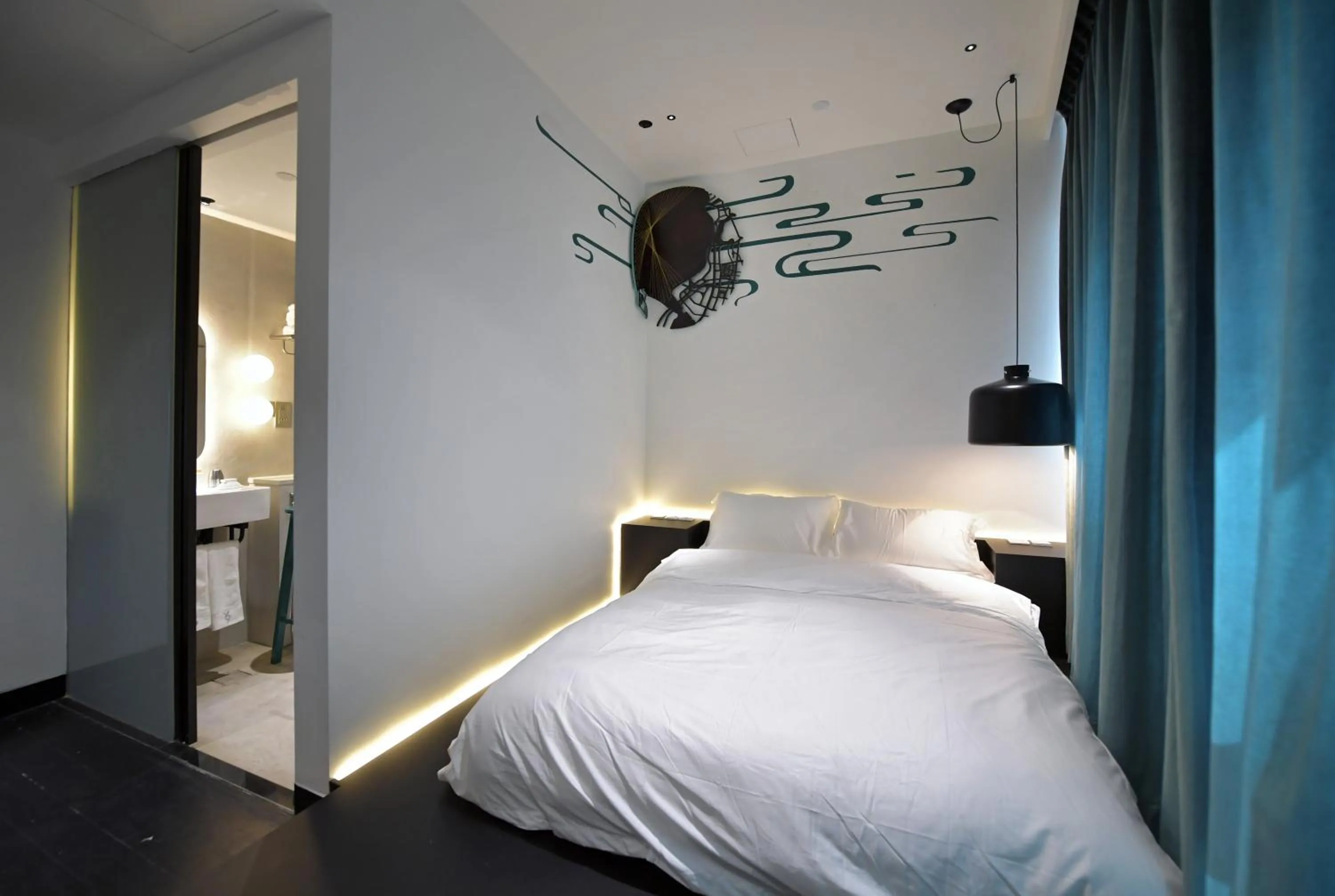 Bedroom, Bed in Hi Hotel