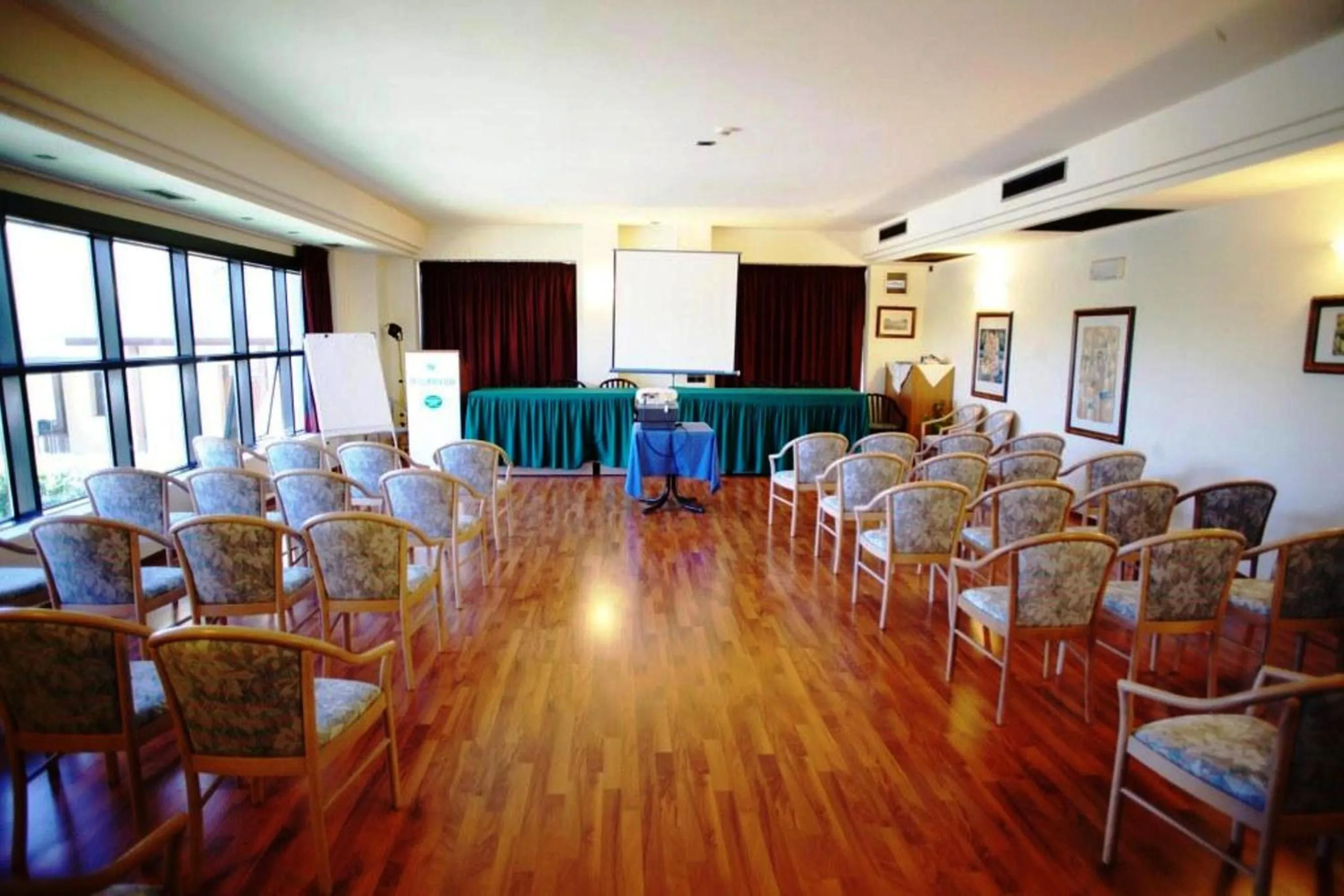 Business facilities in Hotel Cristallo di La Rosetta Srl