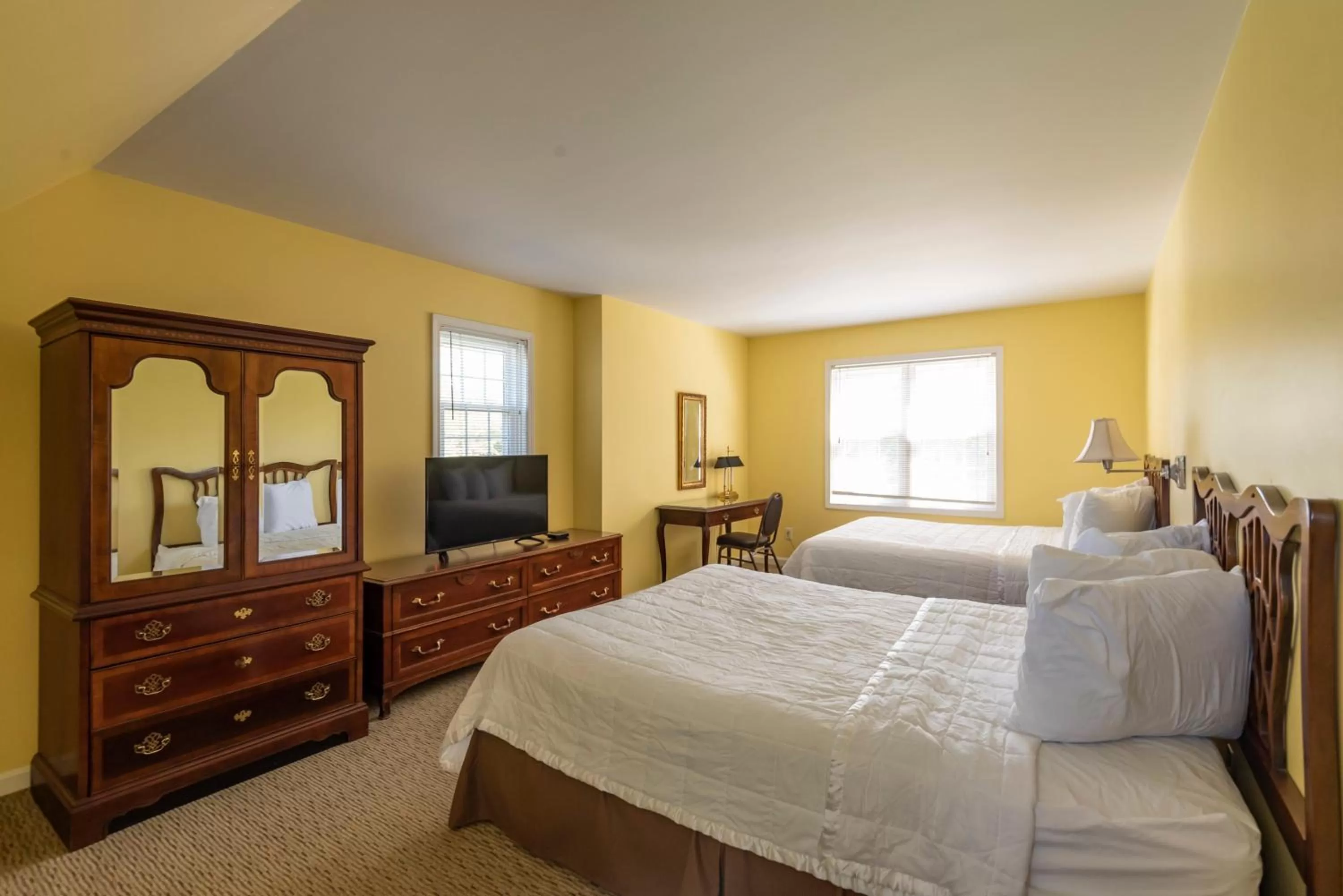 Bedroom, Bed in Century Suites Hotel