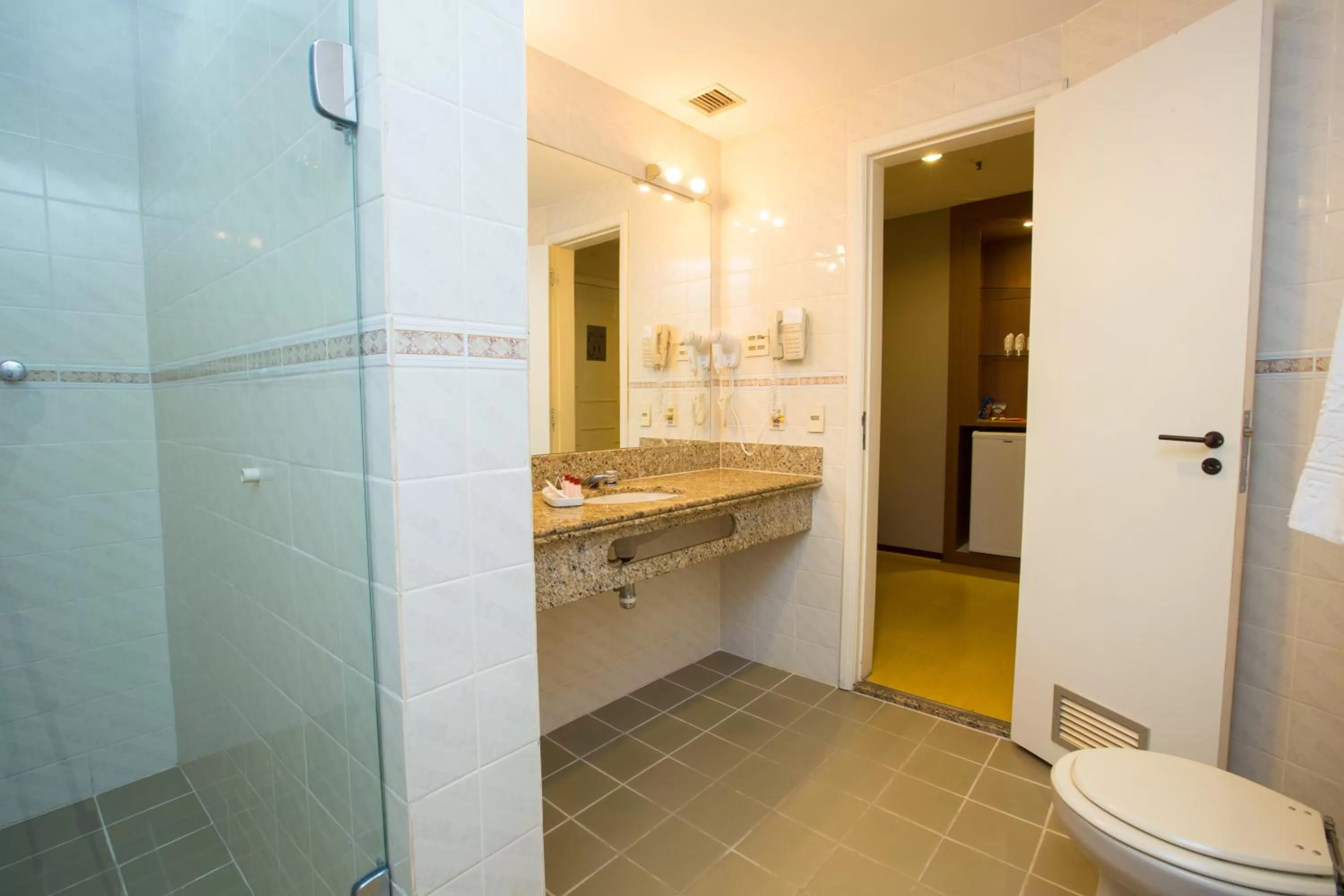 Bathroom in Augusto's Copacabana Hotel